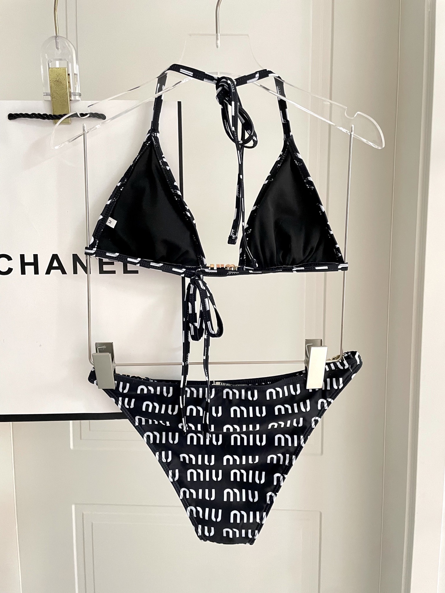 miumiu缪缪新款比基尼😍🥰适合多种场景的游泳衣🏊‍♀️海边 游泳池 温泉 水上乐园 漂流都可以😌内搭