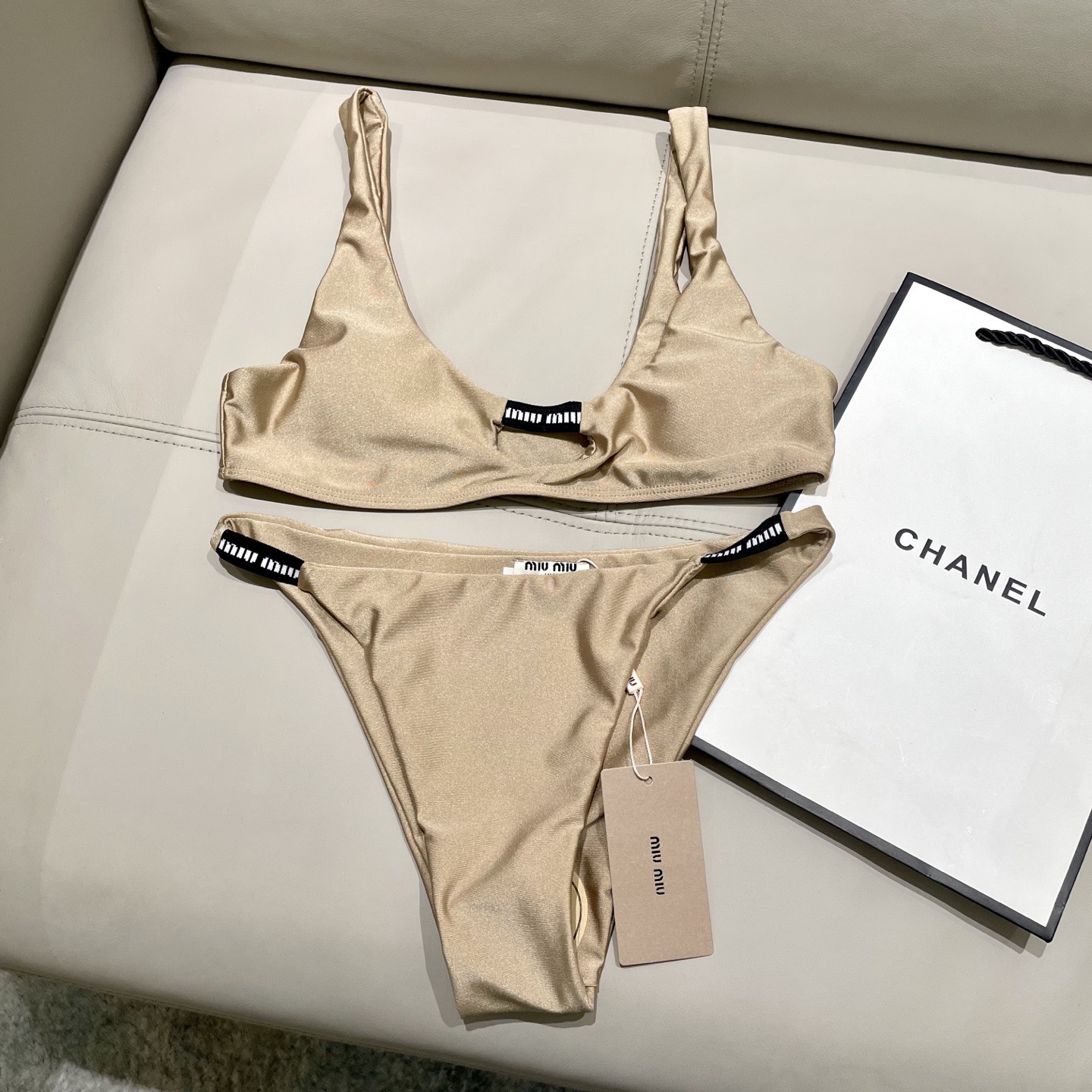 miumiu缪缪新款比基尼😍🥰适合多种场景的游泳衣🏊‍♀️海边 游泳池 温泉 水上乐园 漂流都可以😌内搭