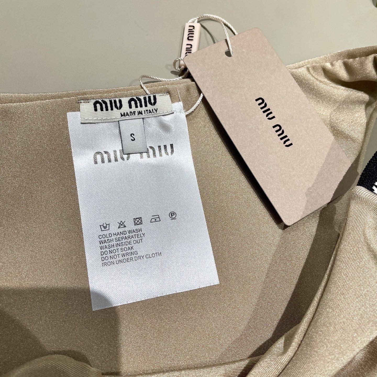 miumiu缪缪新款比基尼😍🥰适合多种场景的游泳衣🏊‍♀️海边 游泳池 温泉 水上乐园 漂流都可以😌内搭