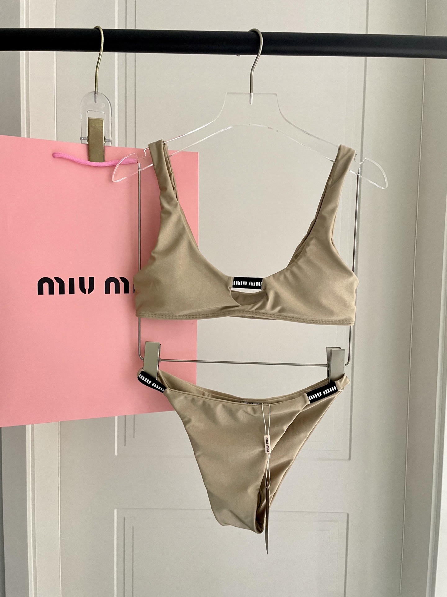 miumiu缪缪新款比基尼😍🥰适合多种场景的游泳衣🏊‍♀️海边 游泳池 温泉 水上乐园 漂流都可以😌内搭