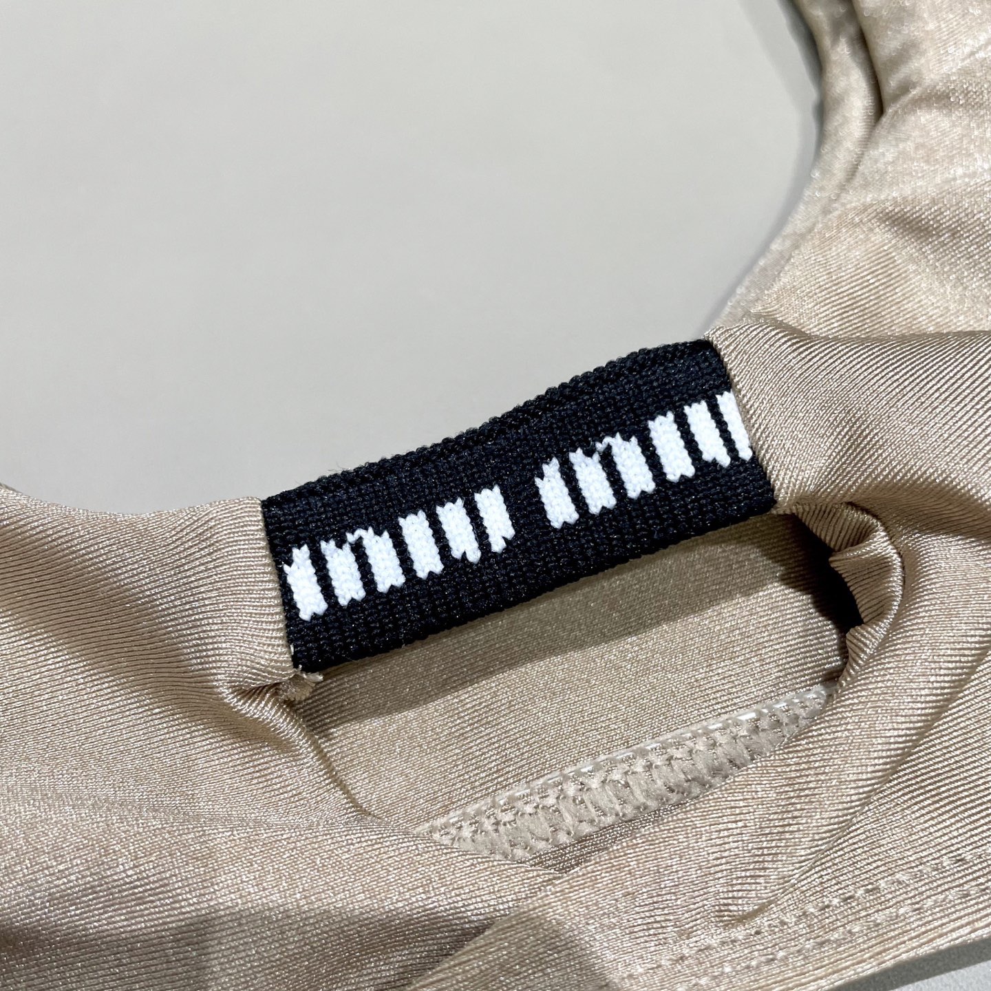 miumiu缪缪新款比基尼😍🥰适合多种场景的游泳衣🏊‍♀️海边 游泳池 温泉 水上乐园 漂流都可以😌内搭