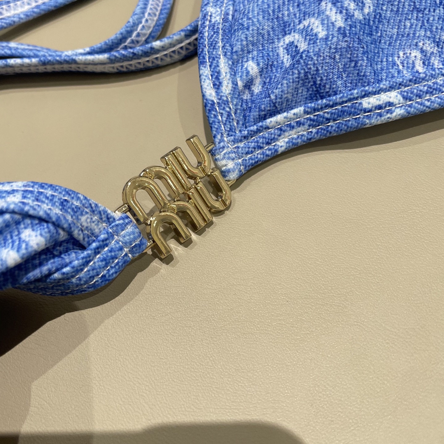 miumiu缪缪新款比基尼😍🥰适合多种场景的游泳衣🏊‍♀️海边 游泳池 温泉 水上乐园 漂流都可以😌内搭