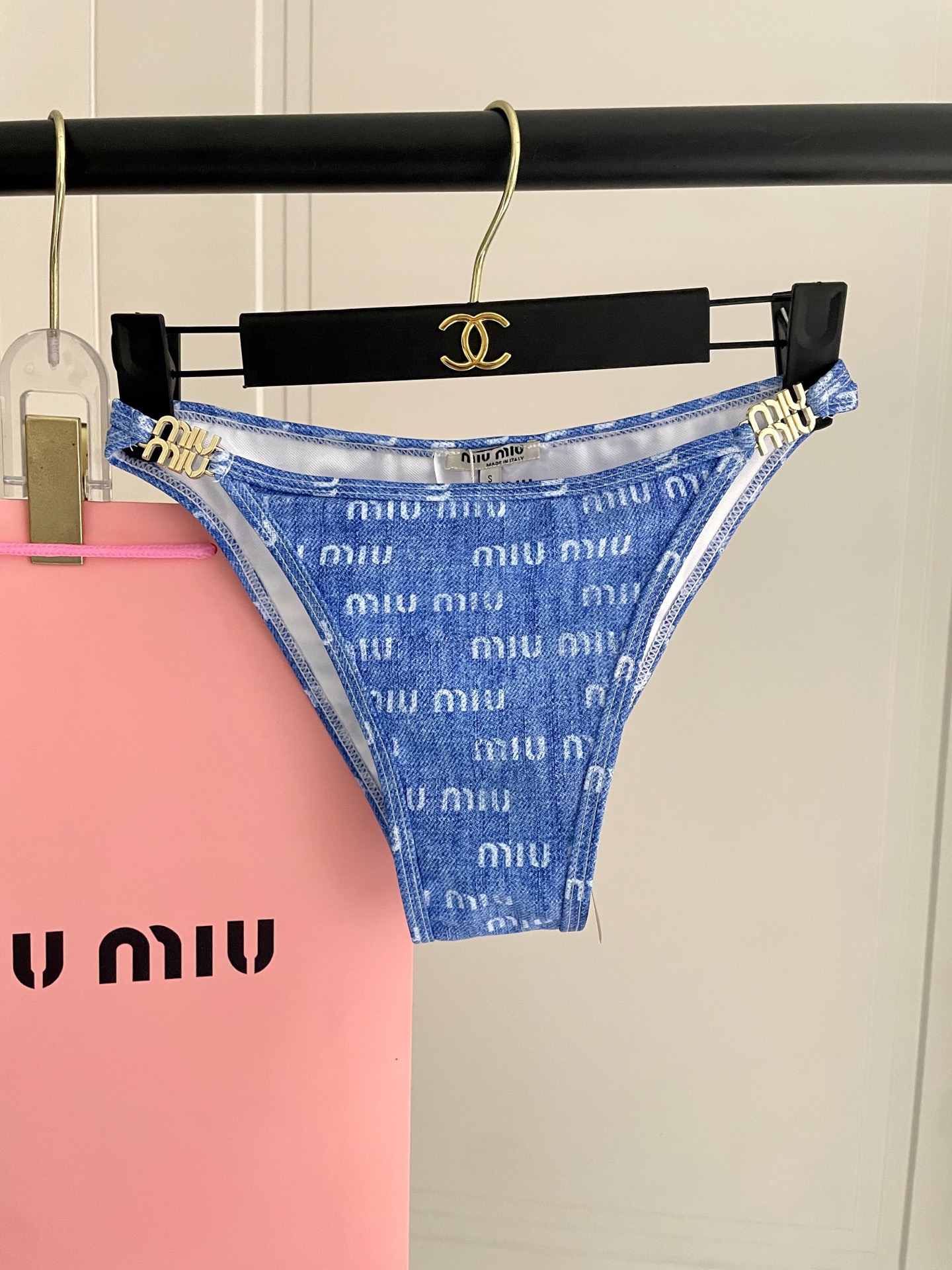 miumiu缪缪新款比基尼😍🥰适合多种场景的游泳衣🏊‍♀️海边 游泳池 温泉 水上乐园 漂流都可以😌内搭