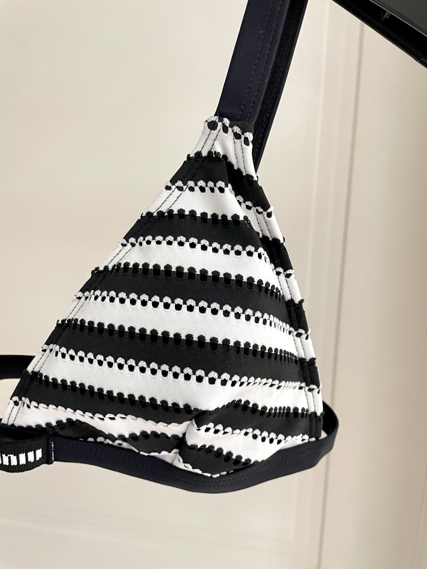 miumiu缪缪新款比基尼😍🥰适合多种场景的游泳衣🏊‍♀️海边 游泳池 温泉 水上乐园 漂流都可以😌内搭