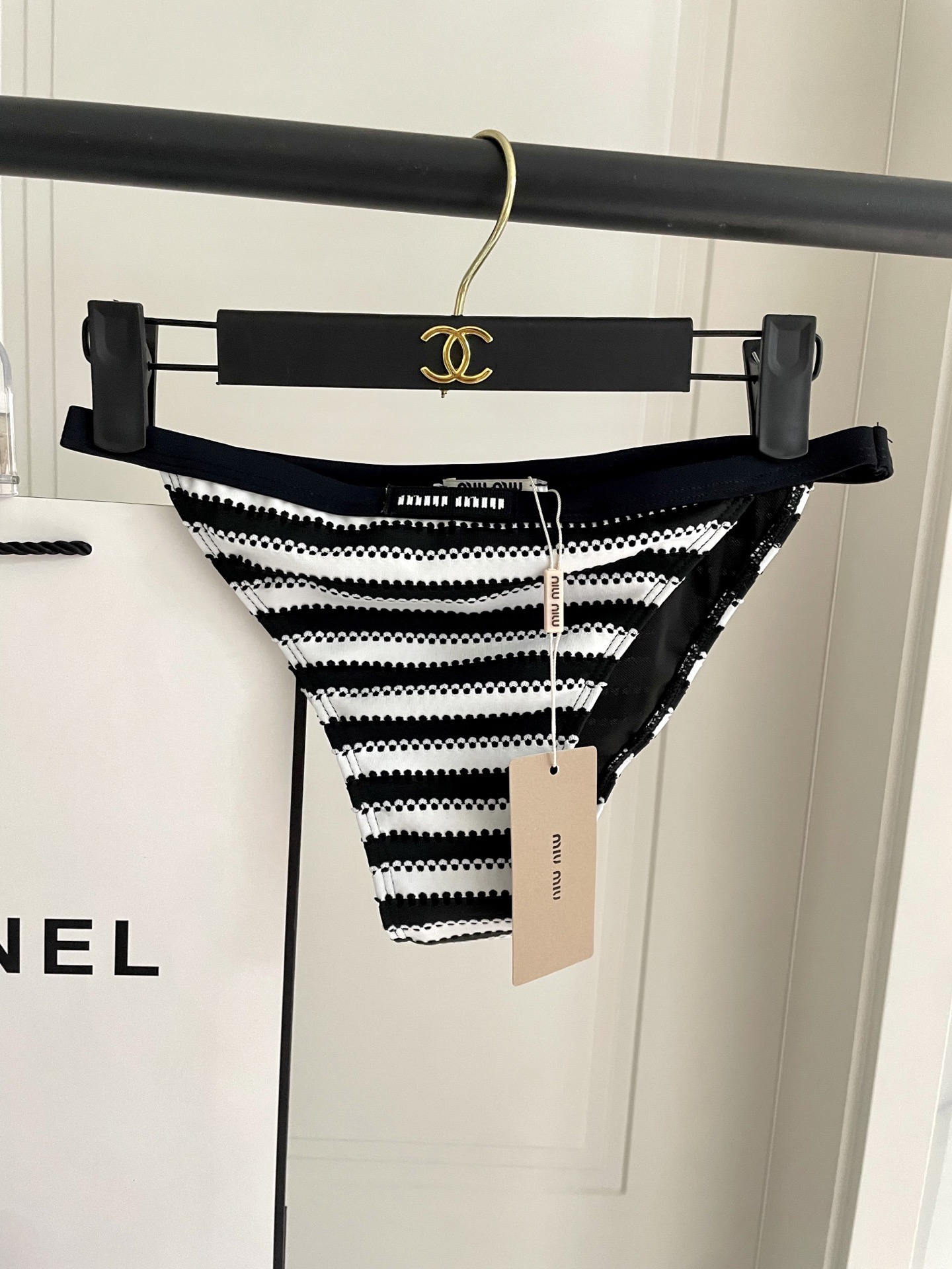 miumiu缪缪新款比基尼😍🥰适合多种场景的游泳衣🏊‍♀️海边 游泳池 温泉 水上乐园 漂流都可以😌内搭