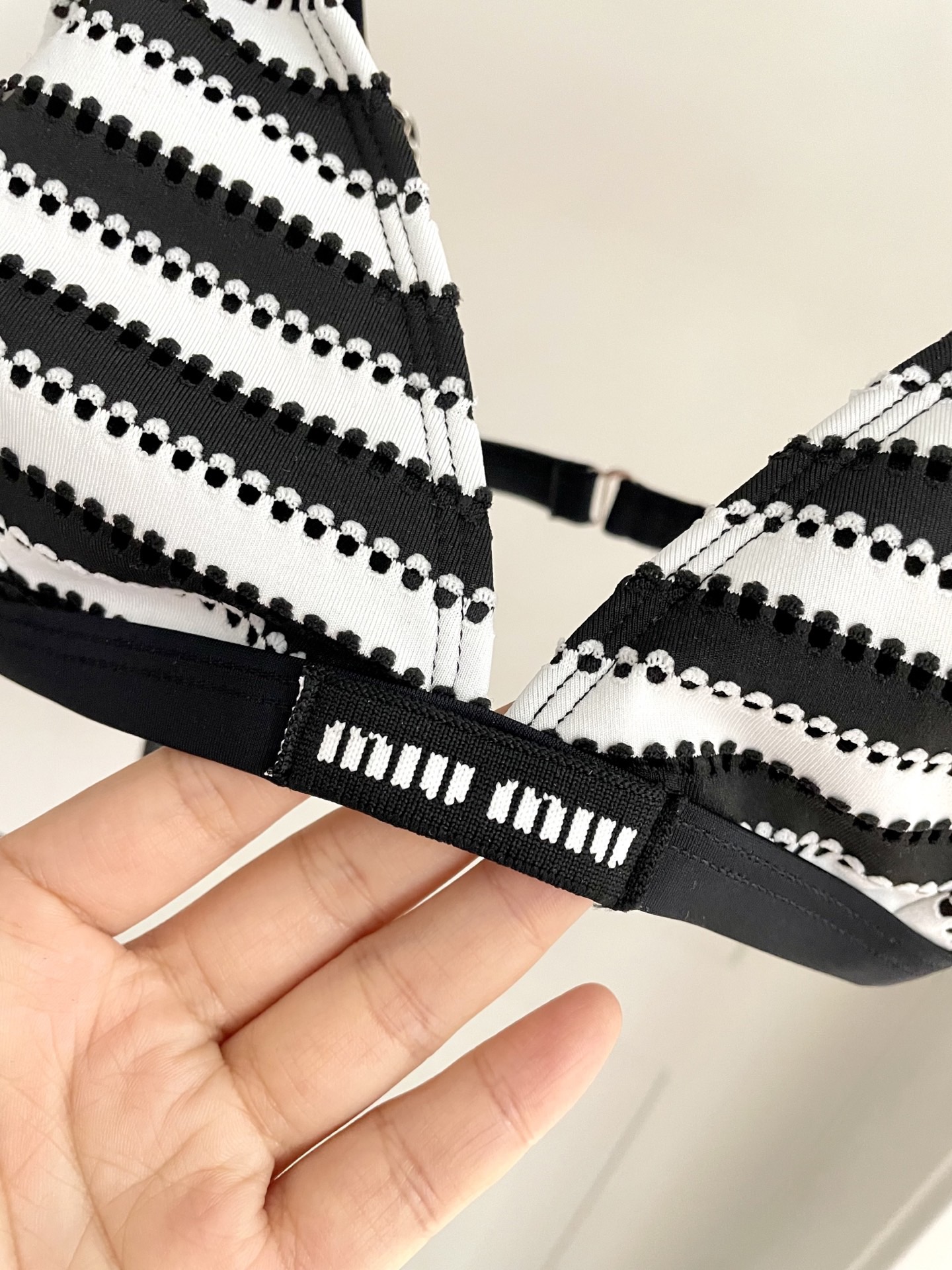 miumiu缪缪新款比基尼😍🥰适合多种场景的游泳衣🏊‍♀️海边 游泳池 温泉 水上乐园 漂流都可以😌内搭