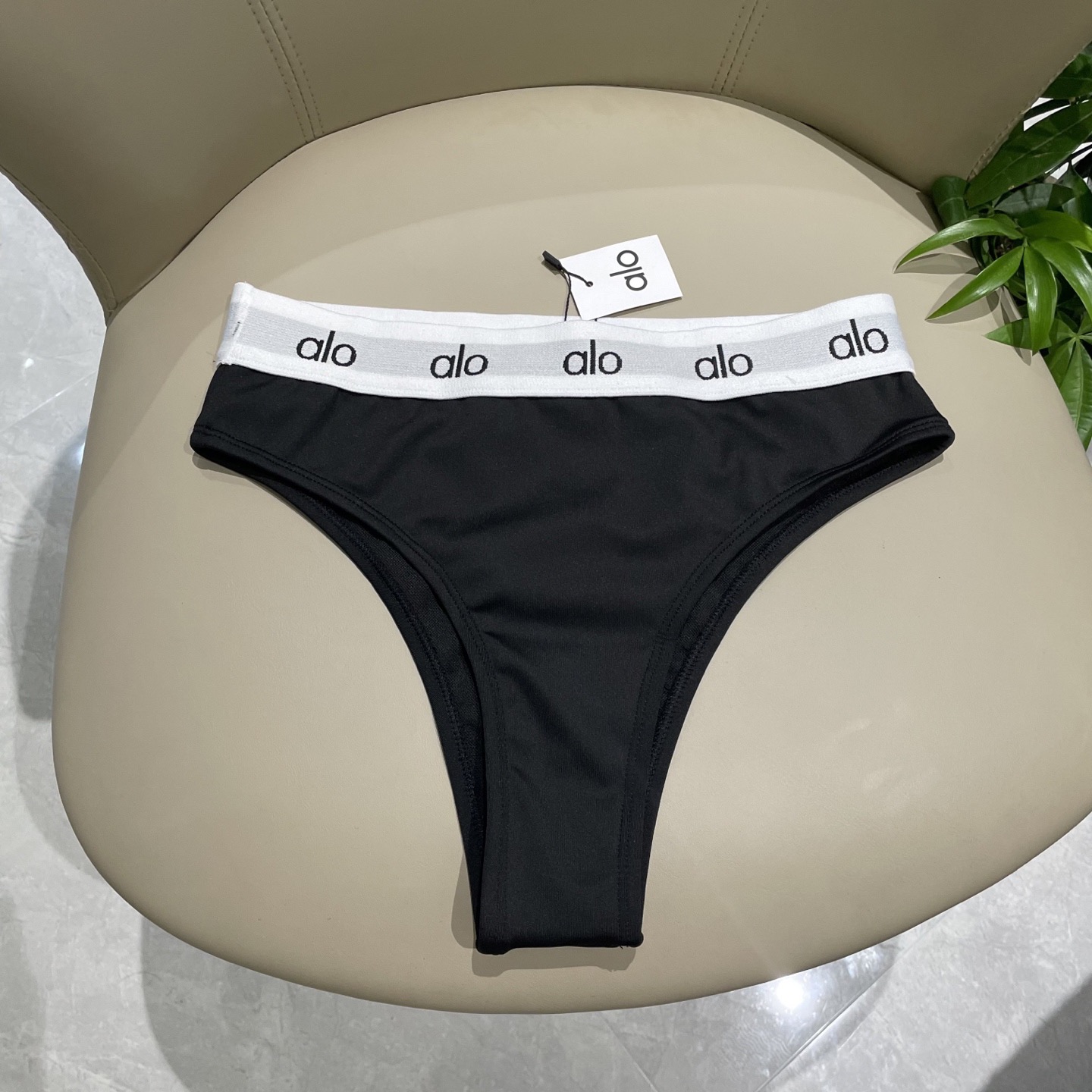 ALO专柜新款分体泳衣😍🥰适合多种场景的游泳衣🏊‍♀️海边 游泳池 温泉 水上乐园 漂流都可以😌内搭也完