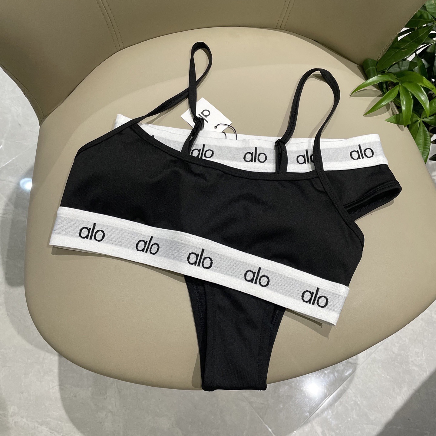 ALO专柜新款分体泳衣😍🥰适合多种场景的游泳衣🏊‍♀️海边 游泳池 温泉 水上乐园 漂流都可以😌内搭也完