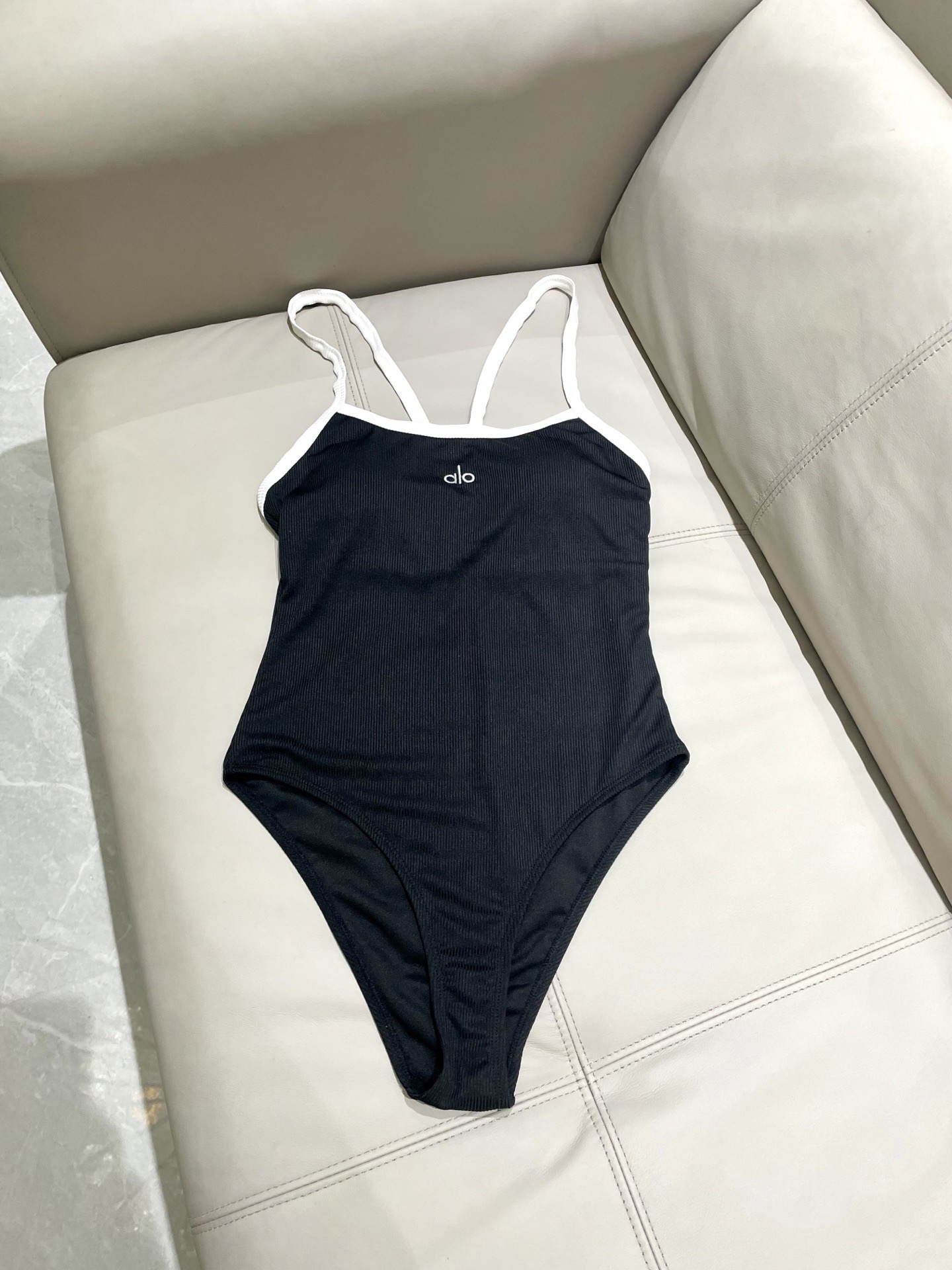 Alo新款针织泳衣👙❤️😍🥰适合多种场景的游泳衣🏊‍♀️海边 游泳池 温泉 水上乐园 漂流都可以😌内搭外