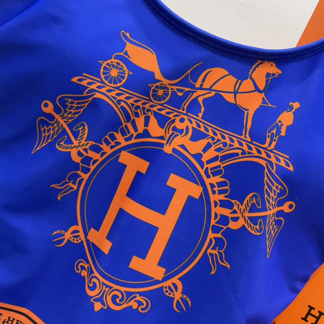 爱马仕新款泳衣😍🥰适合多种场景的游泳衣🏊‍♀️海边 游泳池 温泉 水上乐园 漂流都可以😌内搭也完全可以 