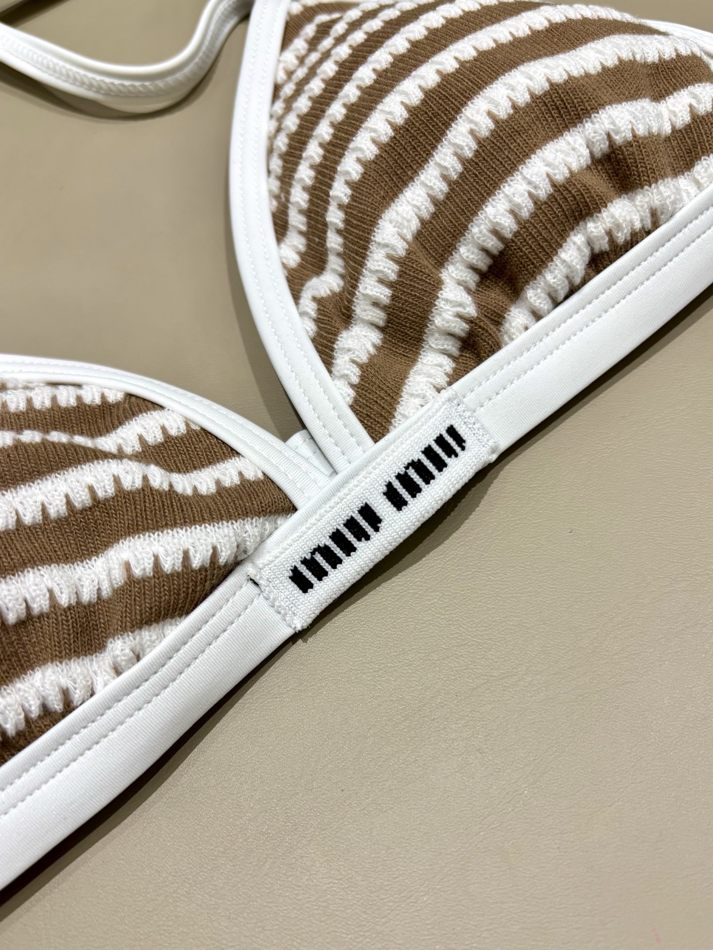 miumiu新款比基尼泳衣👙❤️😍🥰适合多种场景的游泳衣🏊‍♀️海边 游泳池 温泉 水上乐园 漂流都可以