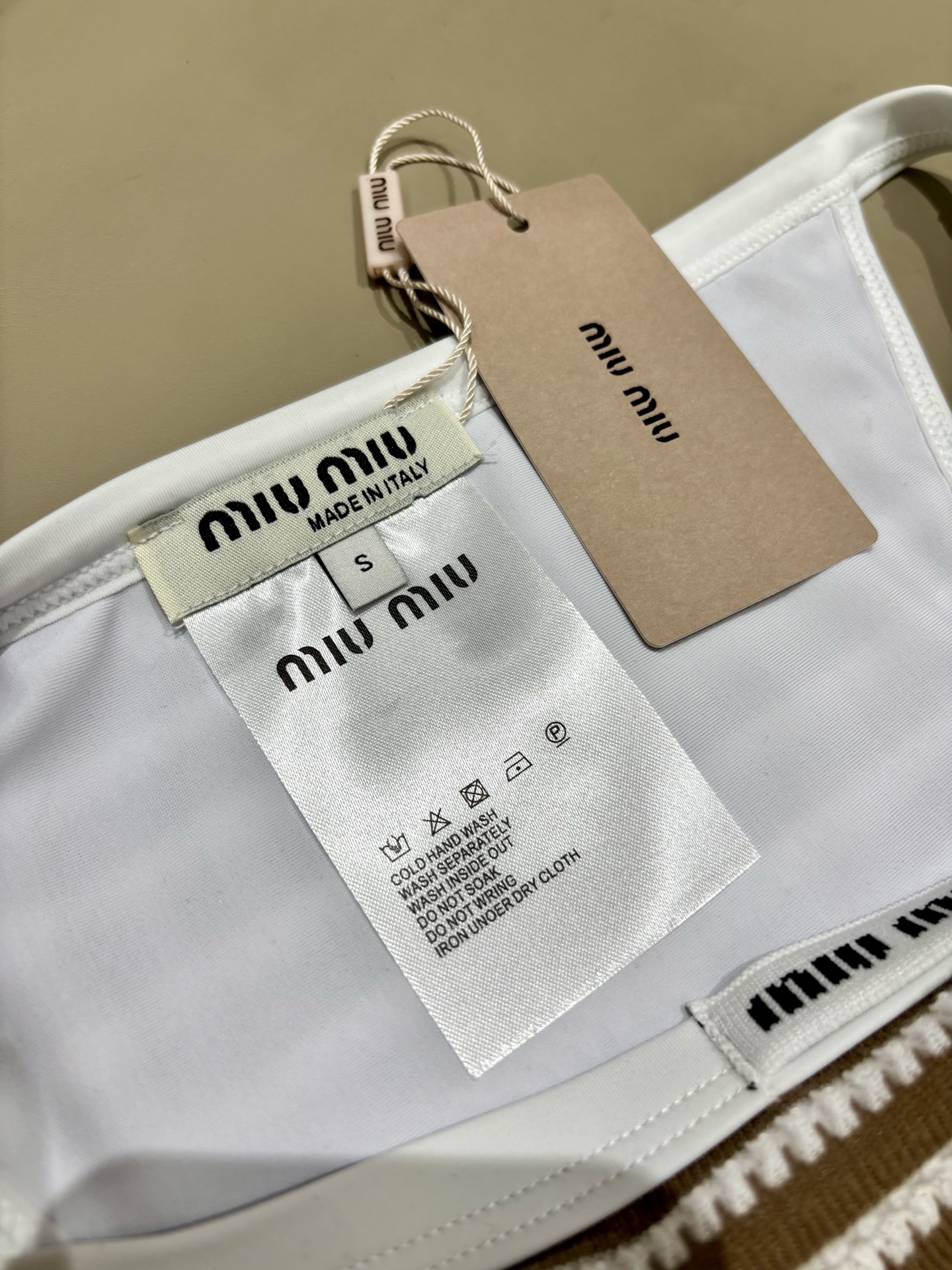 miumiu新款比基尼泳衣👙❤️😍🥰适合多种场景的游泳衣🏊‍♀️海边 游泳池 温泉 水上乐园 漂流都可以