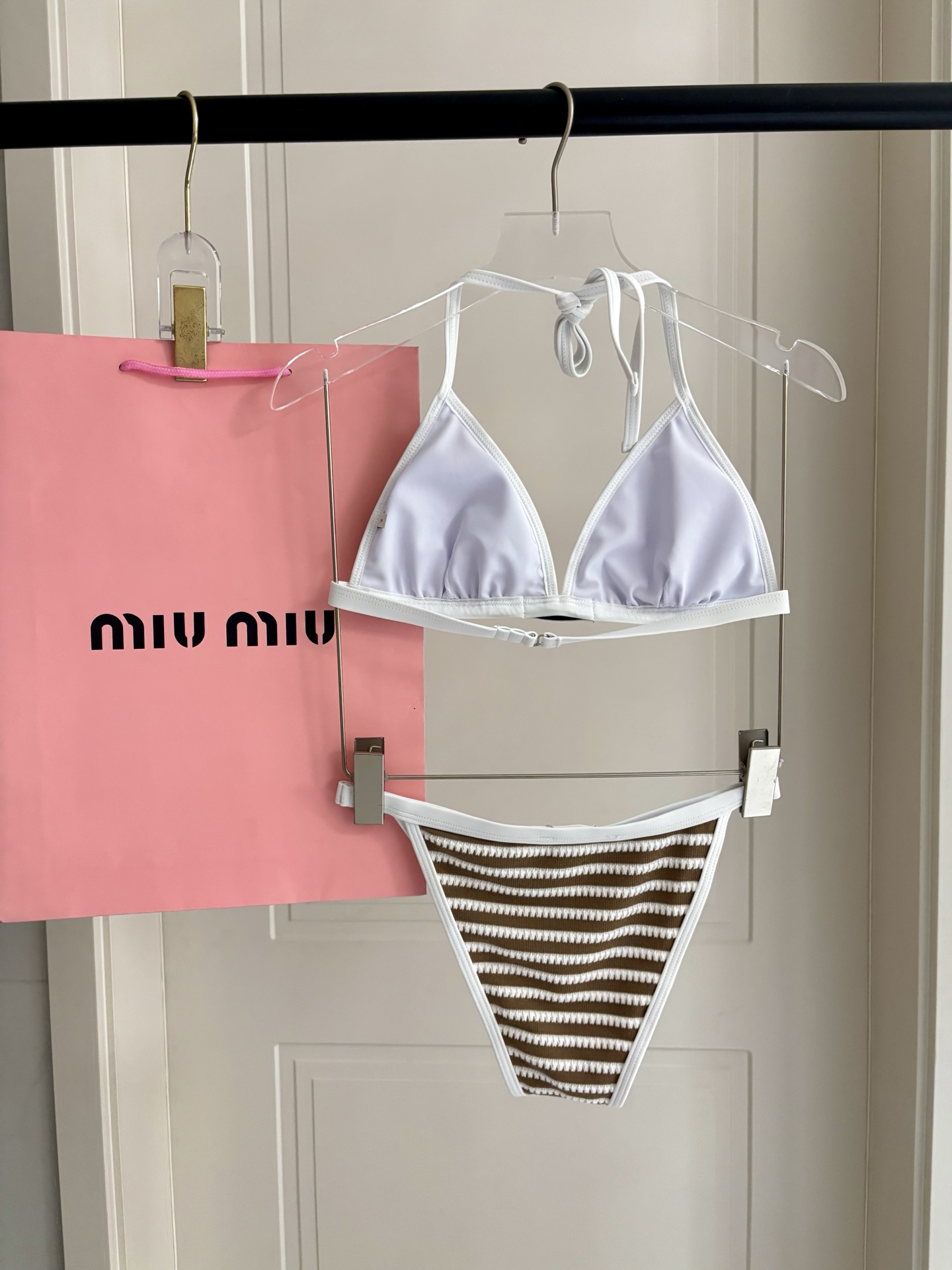 miumiu新款比基尼泳衣👙❤️😍🥰适合多种场景的游泳衣🏊‍♀️海边 游泳池 温泉 水上乐园 漂流都可以