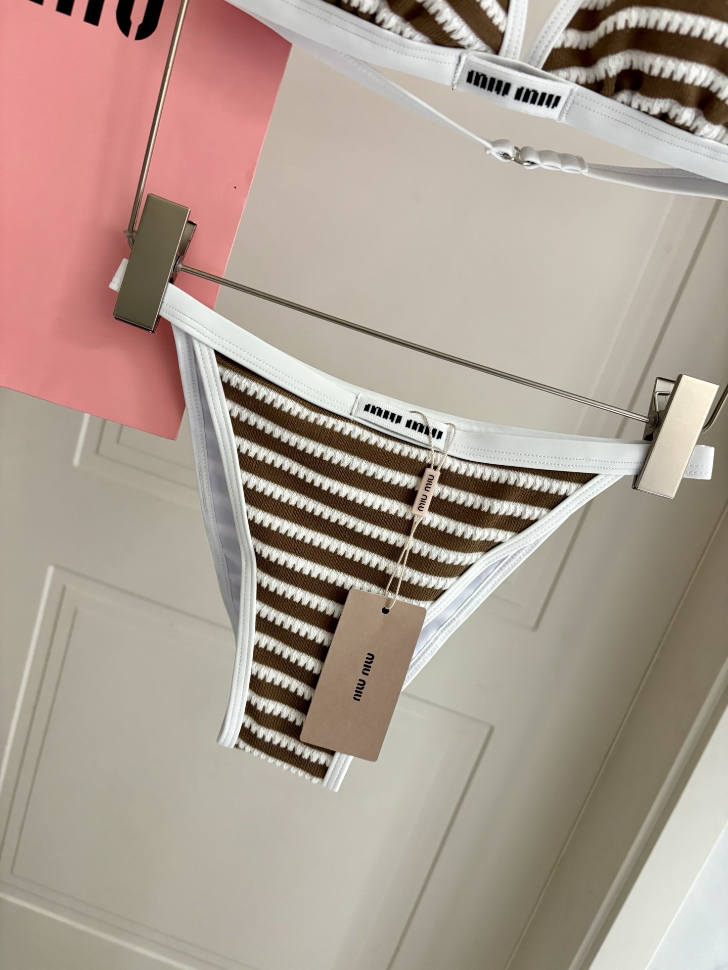 miumiu新款比基尼泳衣👙❤️😍🥰适合多种场景的游泳衣🏊‍♀️海边 游泳池 温泉 水上乐园 漂流都可以