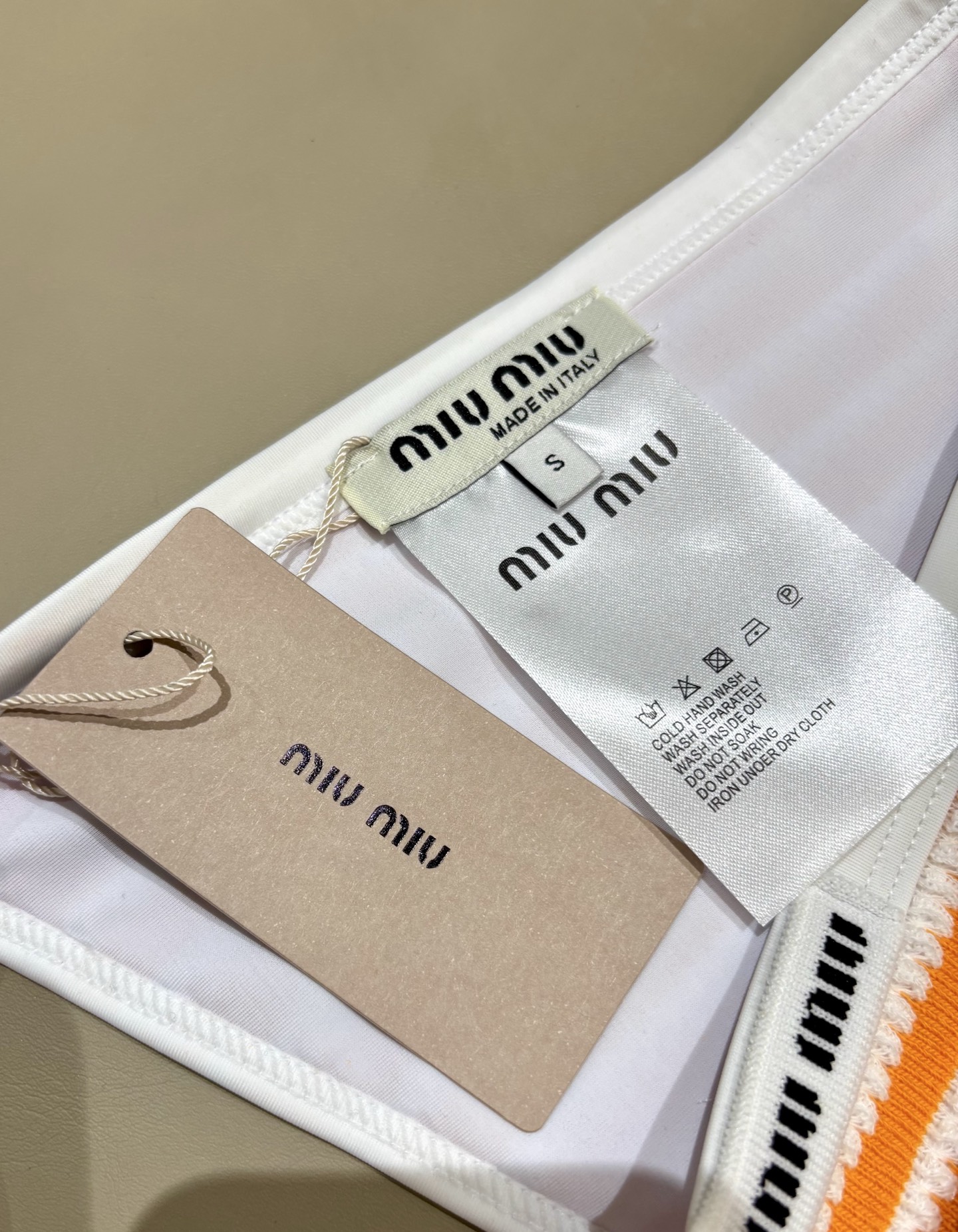 miumiu新款比基尼泳衣👙❤️😍🥰适合多种场景的游泳衣🏊‍♀️海边 游泳池 温泉 水上乐园 漂流都可以