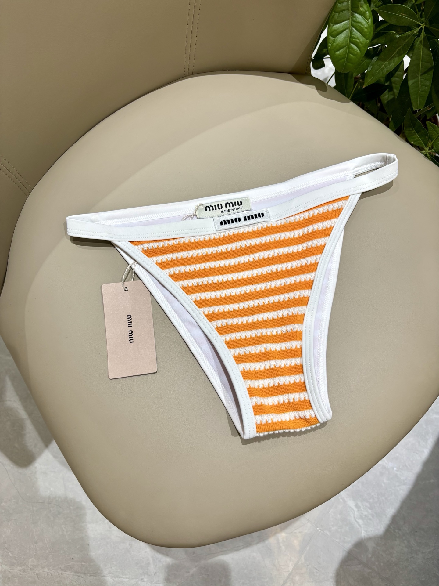 miumiu新款比基尼泳衣👙❤️😍🥰适合多种场景的游泳衣🏊‍♀️海边 游泳池 温泉 水上乐园 漂流都可以