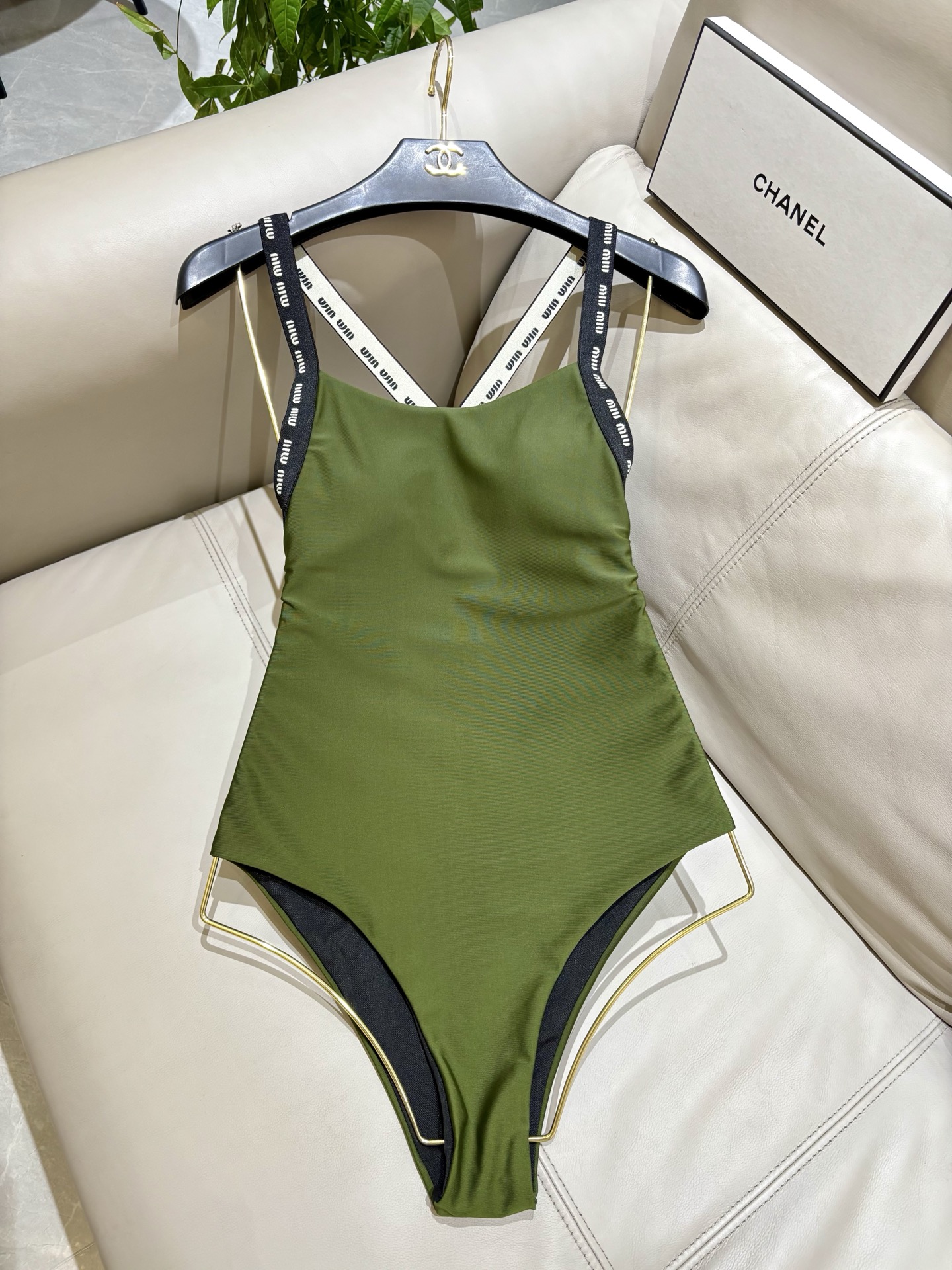 miumiu新款连体泳衣👙❤️😍🥰适合多种场景的游泳衣🏊‍♀️海边 游泳池 温泉 水上乐园 漂流都可以😌