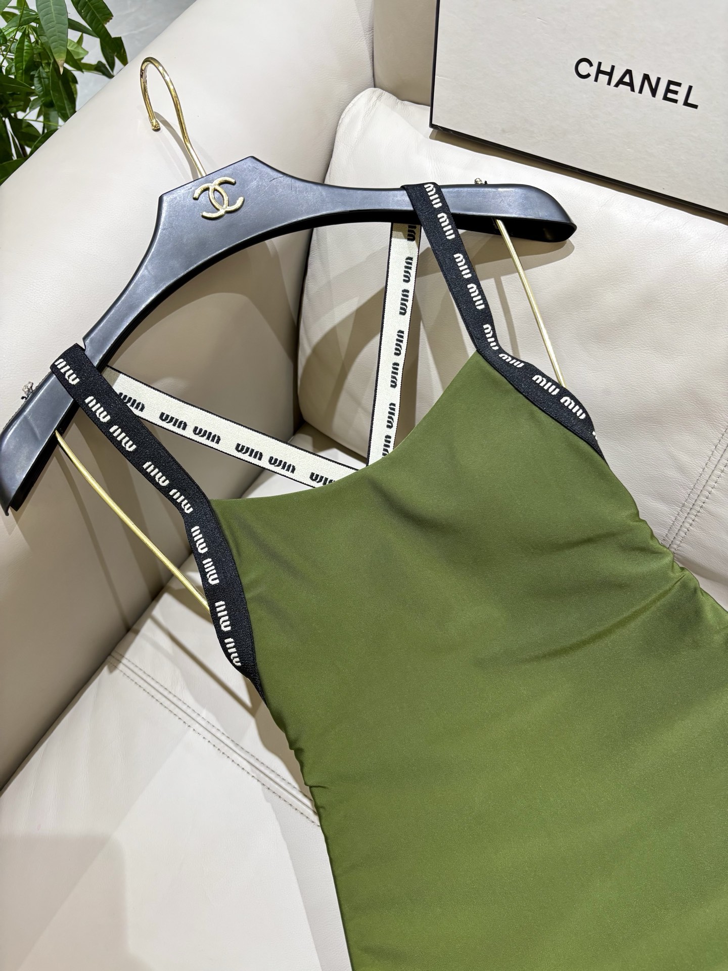 miumiu新款连体泳衣👙❤️😍🥰适合多种场景的游泳衣🏊‍♀️海边 游泳池 温泉 水上乐园 漂流都可以😌