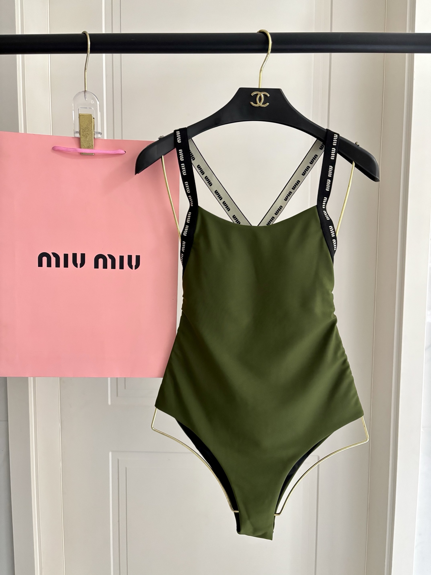 miumiu新款连体泳衣👙❤️😍🥰适合多种场景的游泳衣🏊‍♀️海边 游泳池 温泉 水上乐园 漂流都可以😌