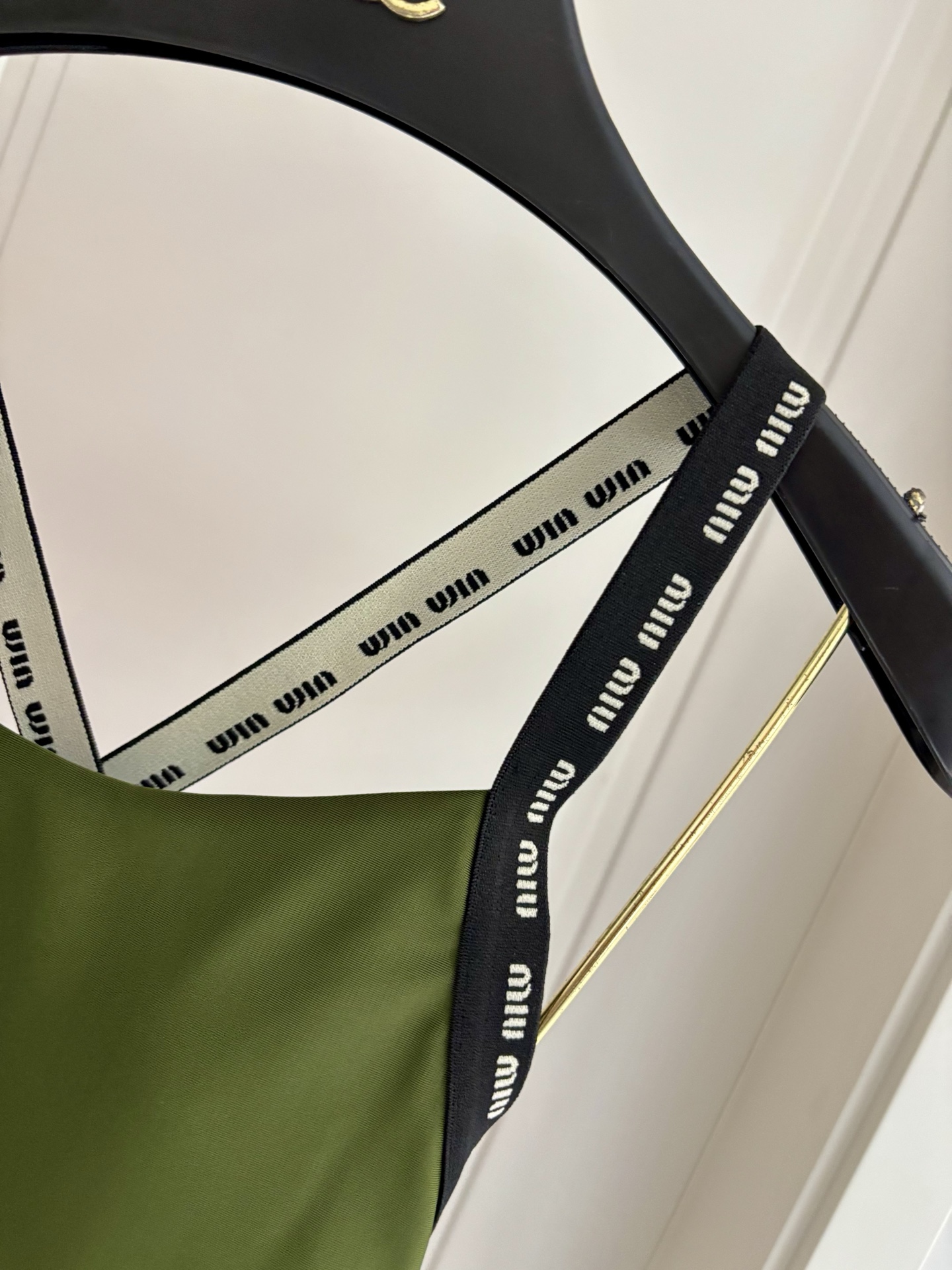 miumiu新款连体泳衣👙❤️😍🥰适合多种场景的游泳衣🏊‍♀️海边 游泳池 温泉 水上乐园 漂流都可以😌