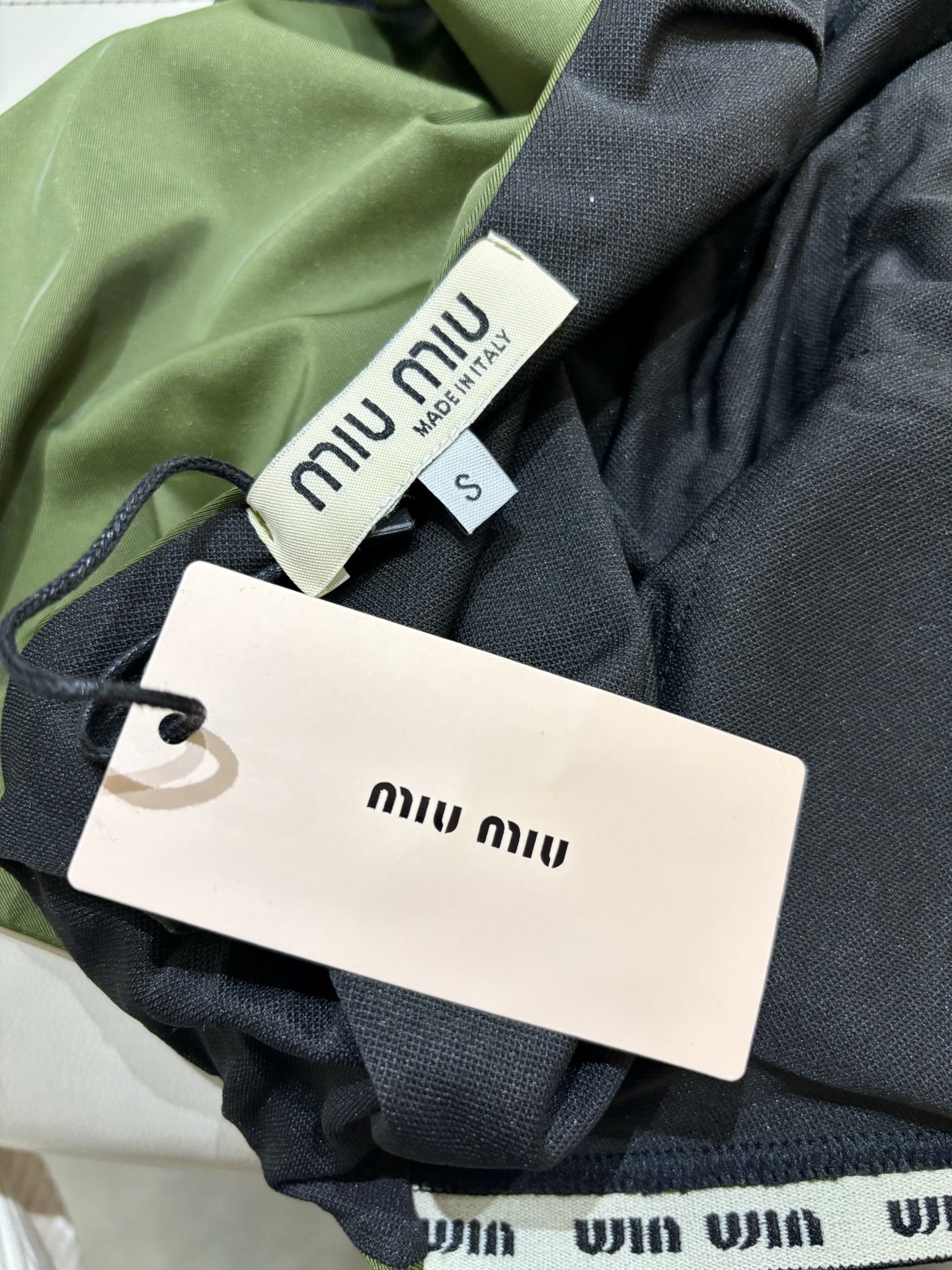 miumiu新款连体泳衣👙❤️😍🥰适合多种场景的游泳衣🏊‍♀️海边 游泳池 温泉 水上乐园 漂流都可以😌