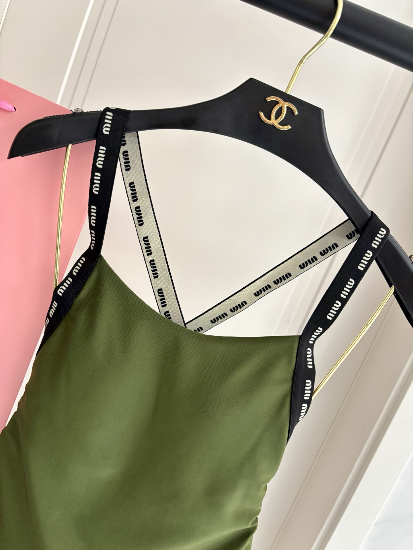 miumiu新款连体泳衣👙❤️😍🥰适合多种场景的游泳衣🏊‍♀️海边 游泳池 温泉 水上乐园 漂流都可以😌