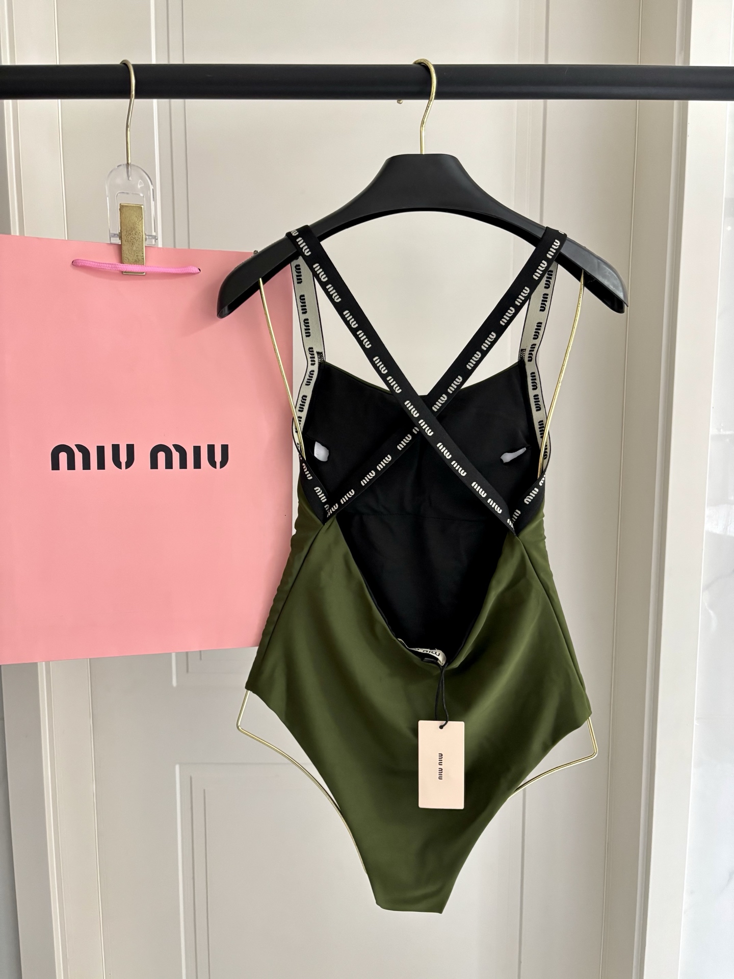 miumiu新款连体泳衣👙❤️😍🥰适合多种场景的游泳衣🏊‍♀️海边 游泳池 温泉 水上乐园 漂流都可以😌