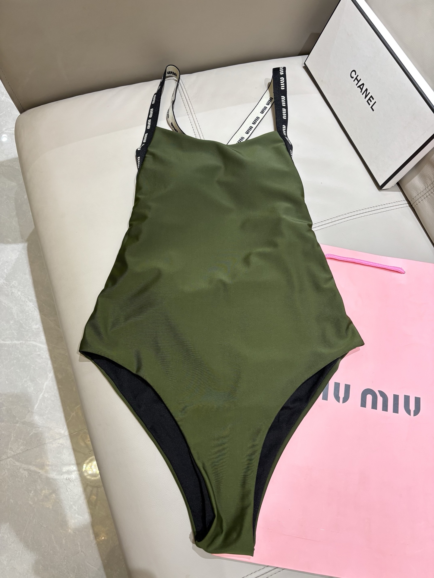 miumiu新款连体泳衣👙❤️😍🥰适合多种场景的游泳衣🏊‍♀️海边 游泳池 温泉 水上乐园 漂流都可以😌