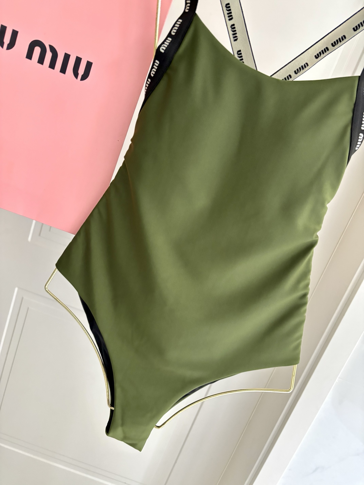 miumiu新款连体泳衣👙❤️😍🥰适合多种场景的游泳衣🏊‍♀️海边 游泳池 温泉 水上乐园 漂流都可以😌