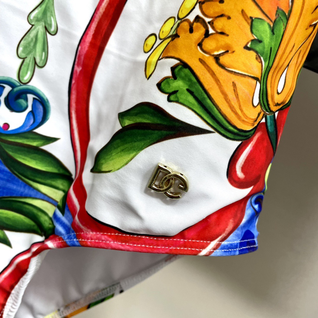 DG新款连体泳衣 时尚潮流款 😍🥰适合多种场景的游泳衣🏊‍♀️海边 游泳池 温泉 水上乐园 漂流都可以😌