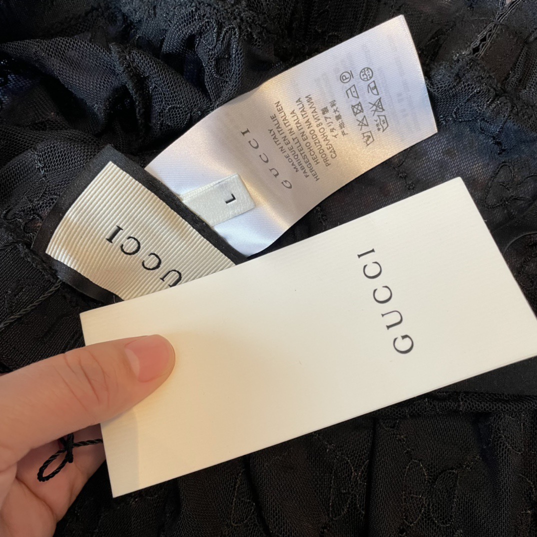 P Gucci G家字母刺绣网纱性感连体衣 半透明型 黑色 诉说着纯粹的性感 胸前深V➕蕾丝网纱设计 提