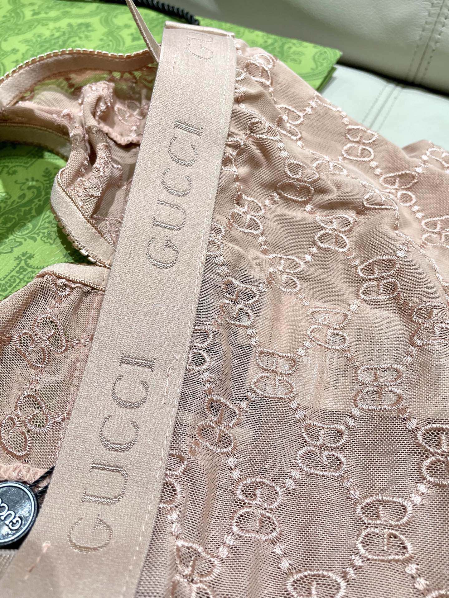 Gucci G家字母刺绣网纱性感连体衣 半透明型 黑色 诉说着纯粹的性感 胸前深V➕蕾丝网纱设计 提升了