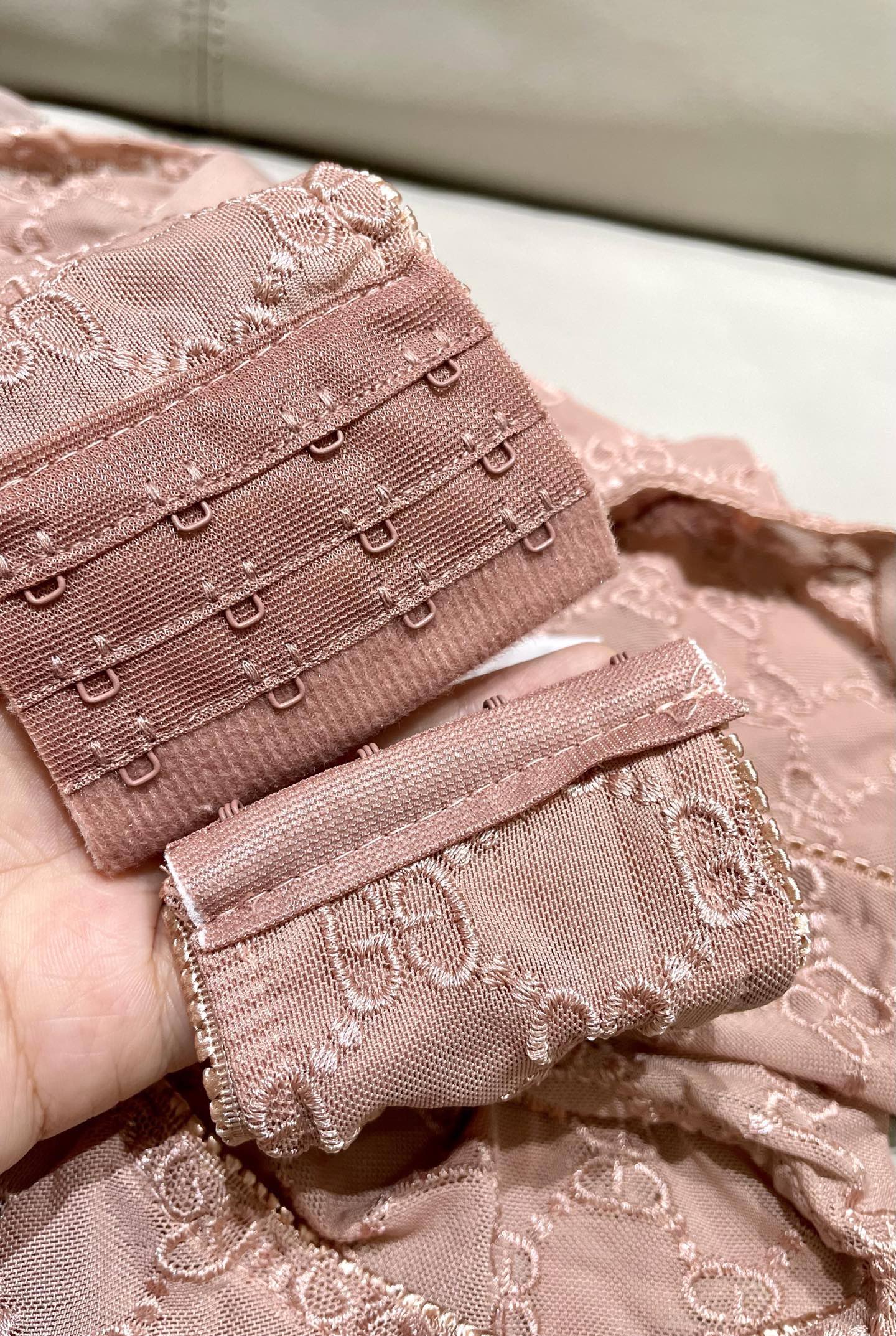 Gucci G家字母刺绣网纱性感连体衣 半透明型 黑色 诉说着纯粹的性感 胸前深V➕蕾丝网纱设计 提升了