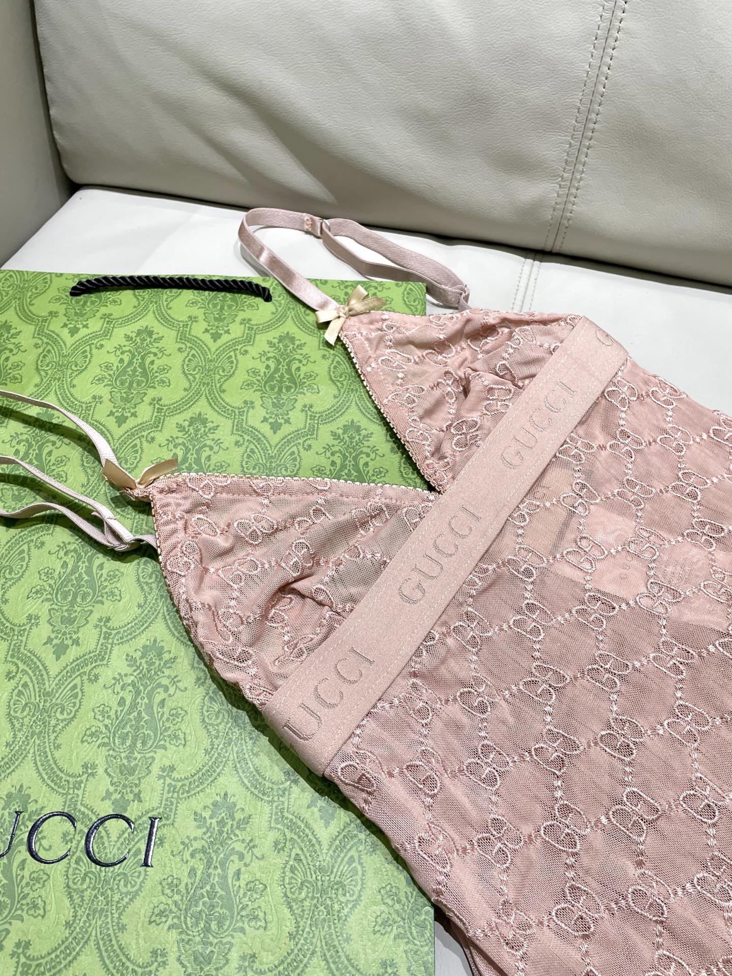 Gucci G家字母刺绣网纱性感连体衣 半透明型 黑色 诉说着纯粹的性感 胸前深V➕蕾丝网纱设计 提升了