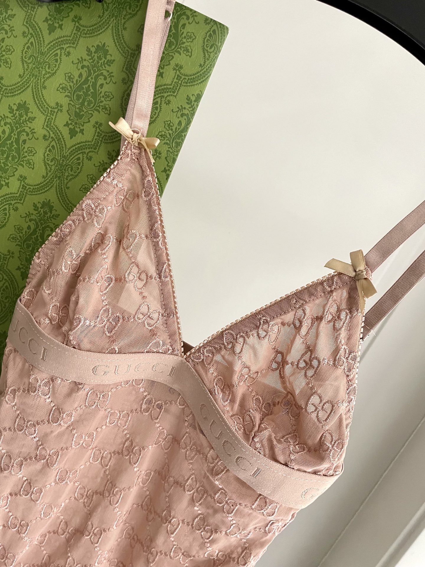 Gucci G家字母刺绣网纱性感连体衣 半透明型 黑色 诉说着纯粹的性感 胸前深V➕蕾丝网纱设计 提升了