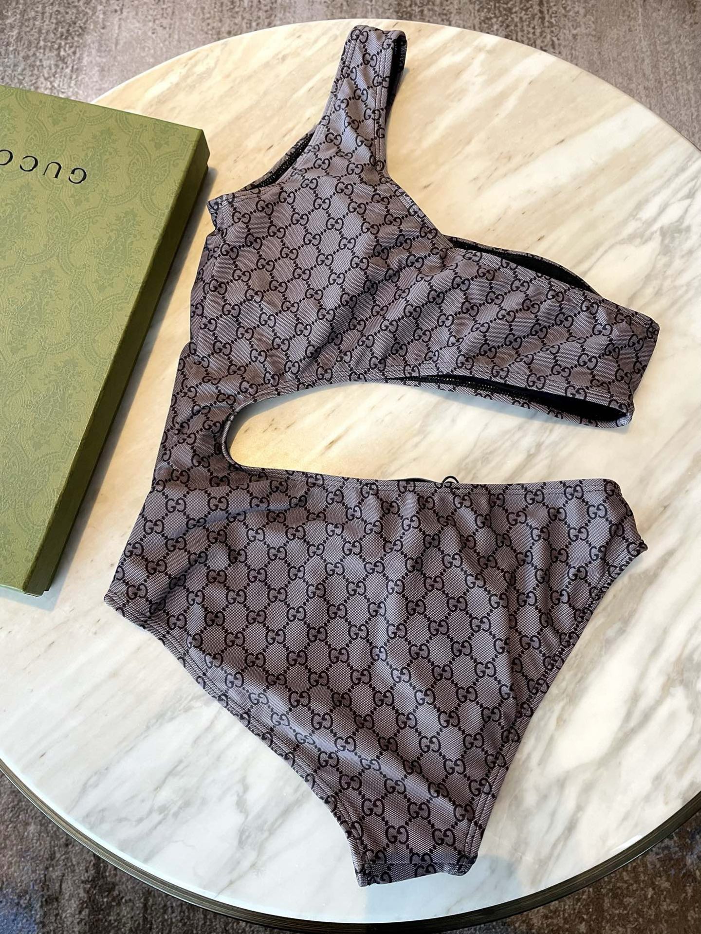 Gucci新款杏色连体泳衣（带胸垫）😍🥰适合多种场景的游泳衣🏊‍♀️海边 游泳池 温泉 水上乐园 漂流都