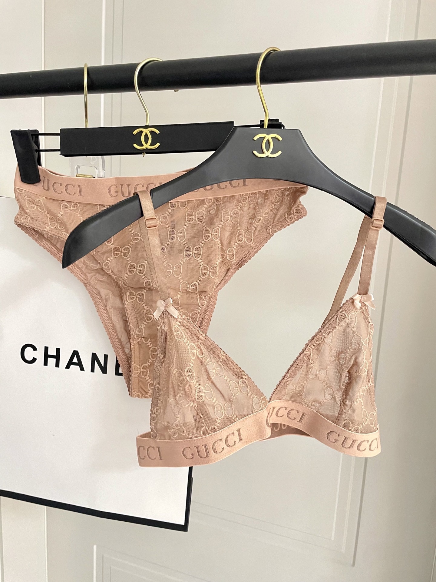 Gucci G家字母刺绣网纱性感连体衣 半透明型 诉说着纯粹的性感 胸前深V➕蕾丝网纱设计 提升了整体泳