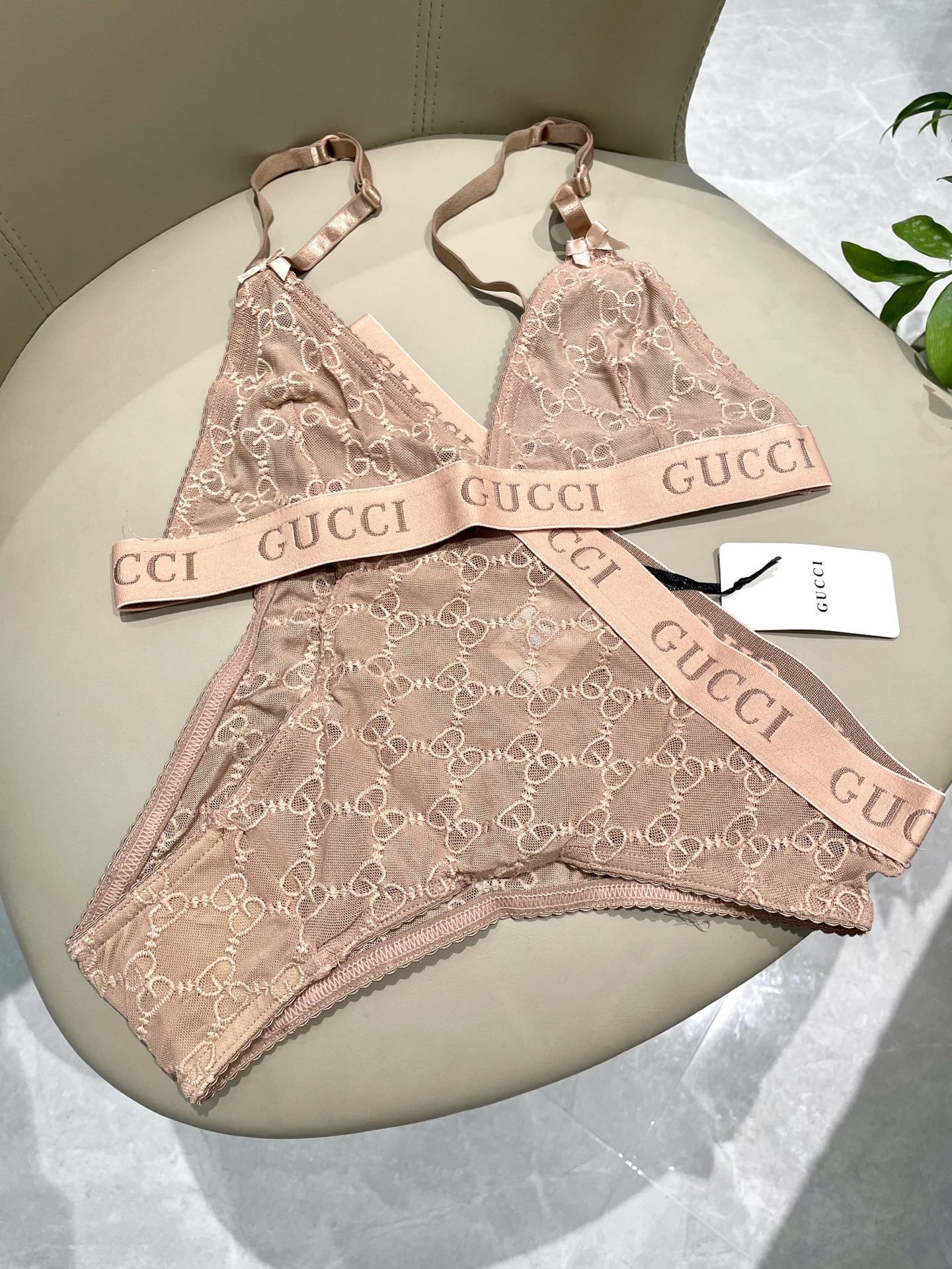 Gucci G家字母刺绣网纱性感连体衣 半透明型 诉说着纯粹的性感 胸前深V➕蕾丝网纱设计 提升了整体泳