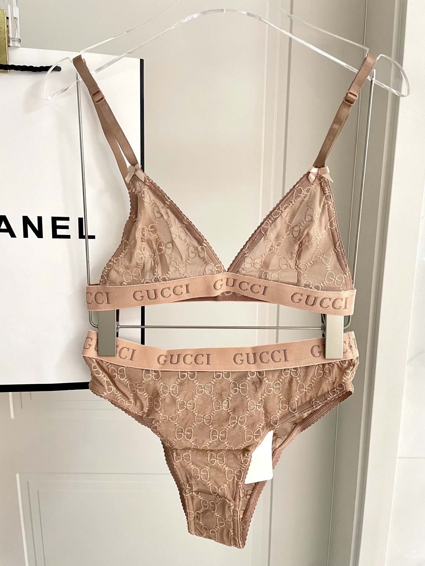 Gucci G家字母刺绣网纱性感连体衣 半透明型 诉说着纯粹的性感 胸前深V➕蕾丝网纱设计 提升了整体泳