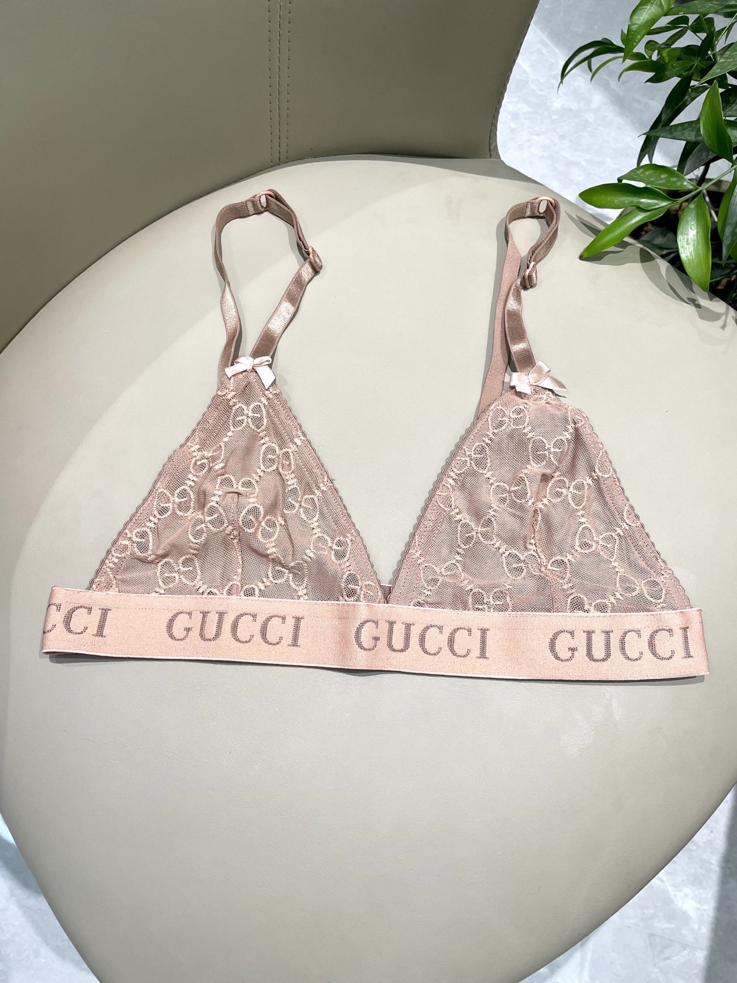 Gucci G家字母刺绣网纱性感连体衣 半透明型 诉说着纯粹的性感 胸前深V➕蕾丝网纱设计 提升了整体泳