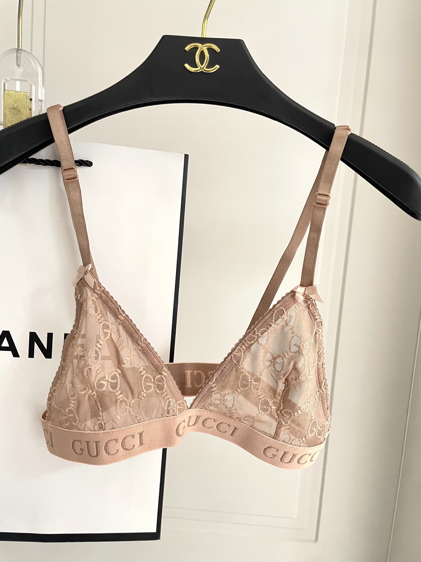 Gucci G家字母刺绣网纱性感连体衣 半透明型 诉说着纯粹的性感 胸前深V➕蕾丝网纱设计 提升了整体泳