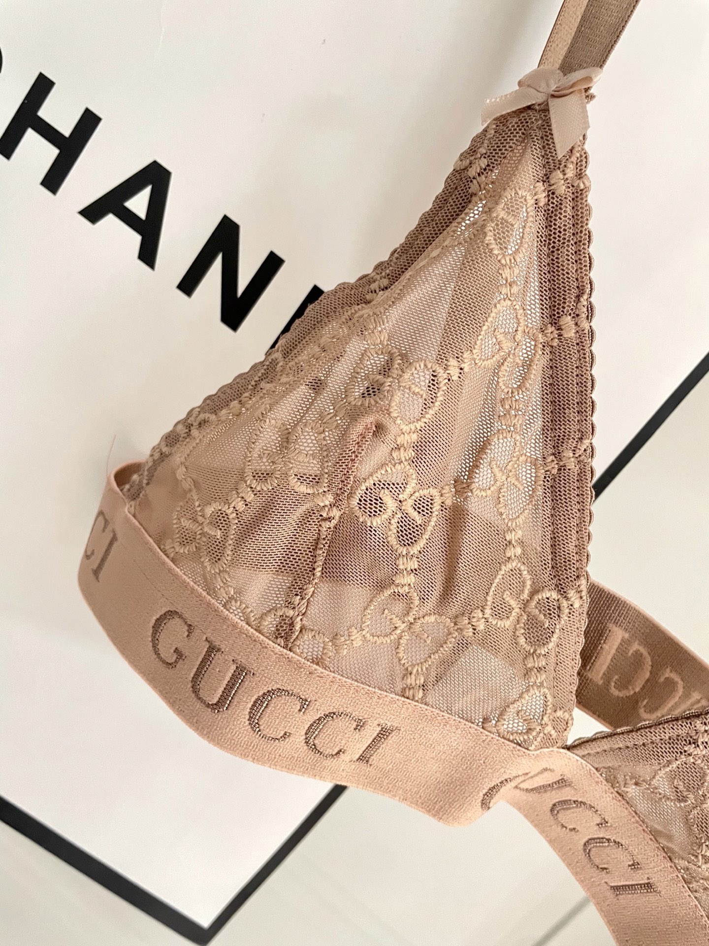 Gucci G家字母刺绣网纱性感连体衣 半透明型 诉说着纯粹的性感 胸前深V➕蕾丝网纱设计 提升了整体泳