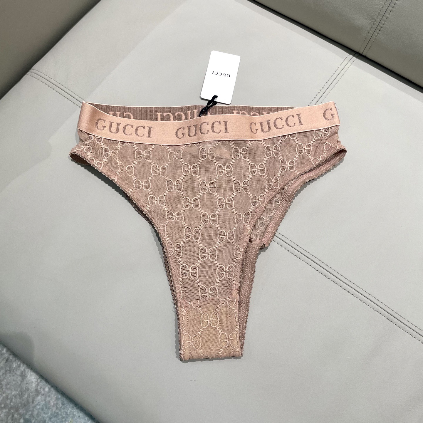 Gucci G家字母刺绣网纱性感连体衣 半透明型 诉说着纯粹的性感 胸前深V➕蕾丝网纱设计 提升了整体泳