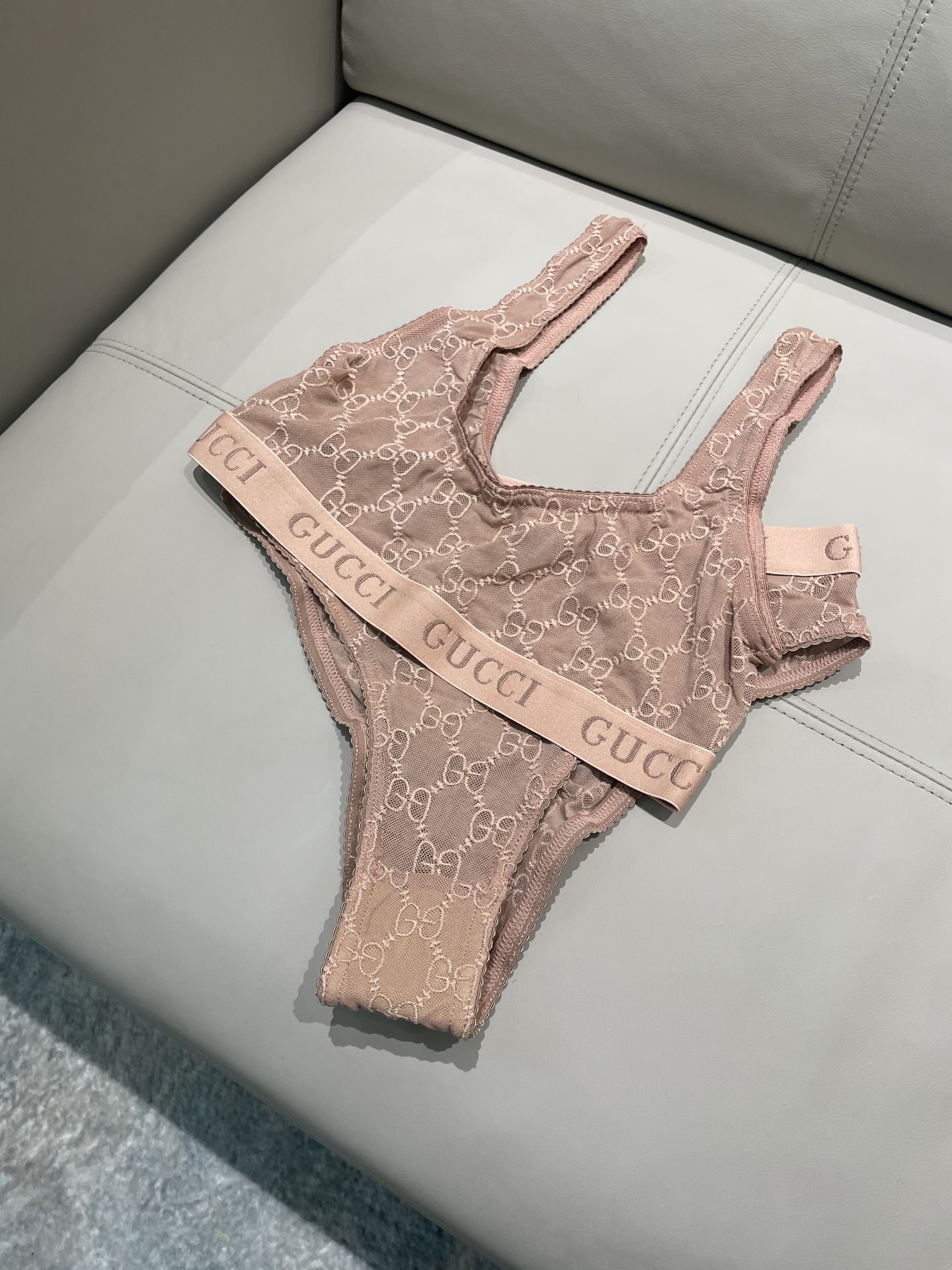 Gucci G家字母刺绣网纱性感连体衣 半透明型 诉说着纯粹的性感 胸前深V➕蕾丝网纱设计 提升了整体泳