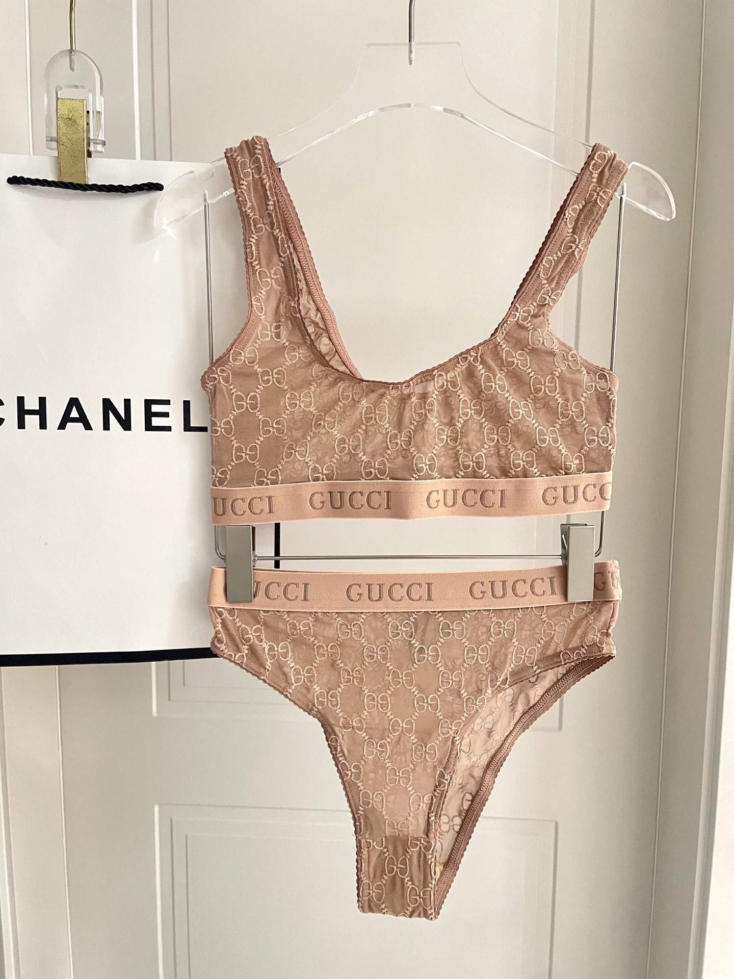 Gucci G家字母刺绣网纱性感连体衣 半透明型 诉说着纯粹的性感 胸前深V➕蕾丝网纱设计 提升了整体泳