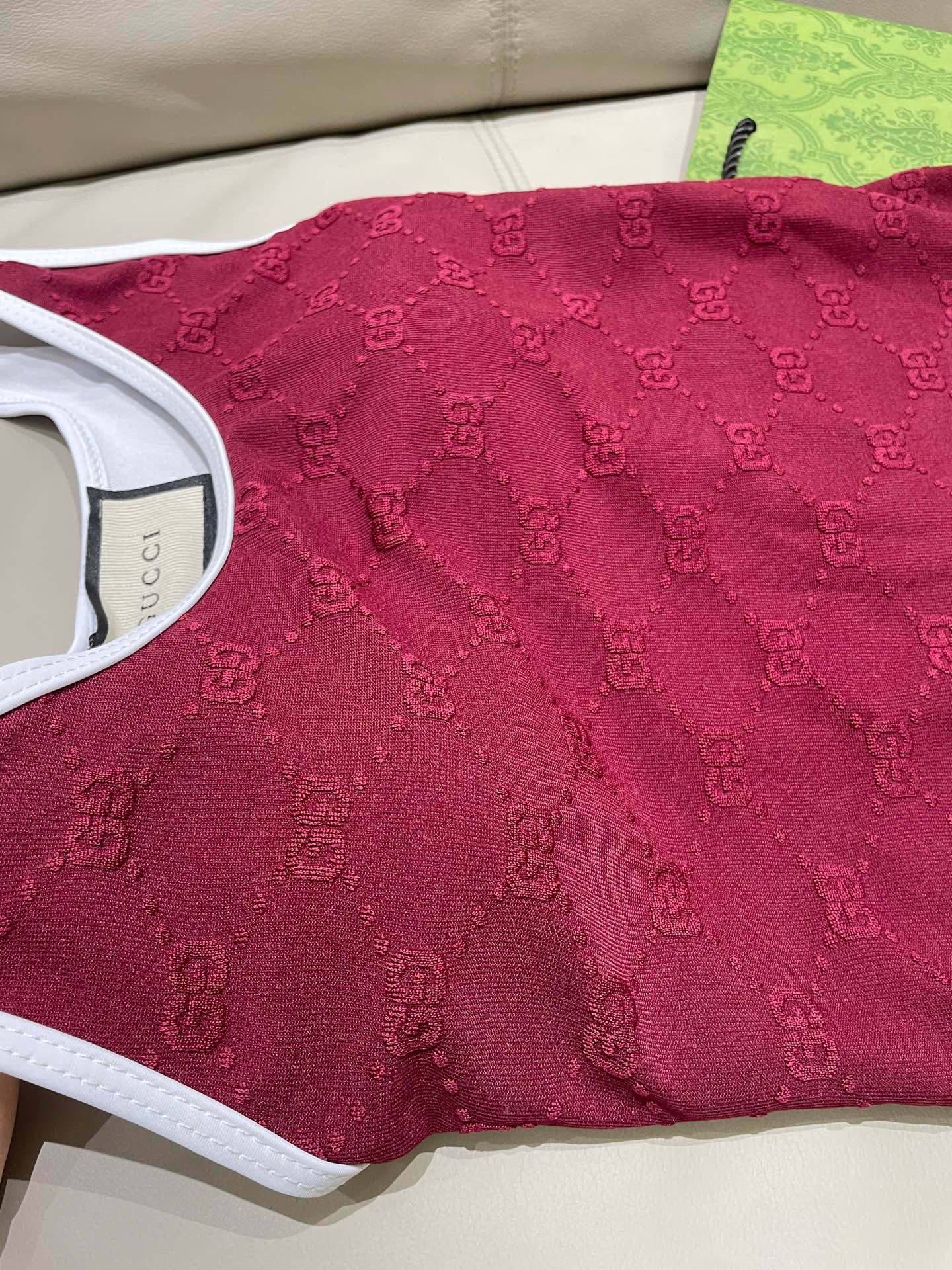 Gucci新款提花连体体式泳衣👙❤️😍🥰适合多种场景的游泳衣🏊‍♀️海边 游泳池 温泉 水上乐园 漂流都