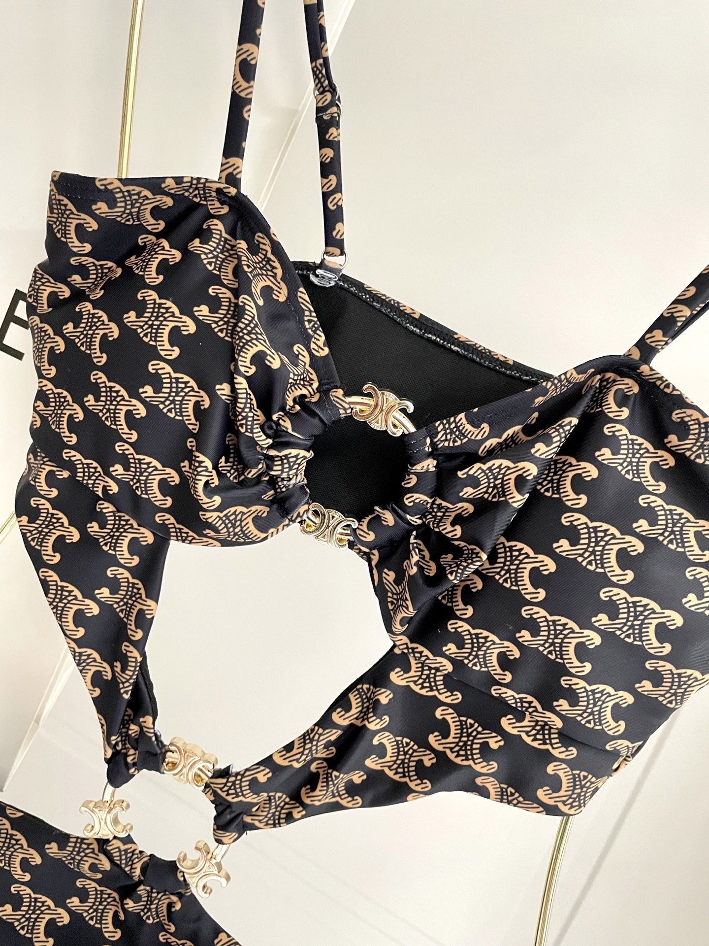 Celine专柜新款气质款 性感又遮肉肉😍🥰适合多种场景的游泳衣🏊‍♀️海边 游泳池 温泉 水上乐园 漂