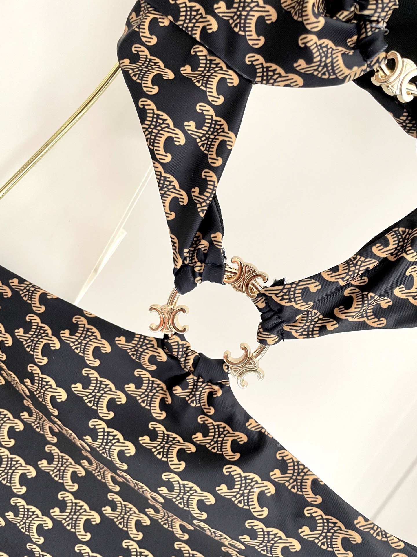 Celine专柜新款气质款 性感又遮肉肉😍🥰适合多种场景的游泳衣🏊‍♀️海边 游泳池 温泉 水上乐园 漂