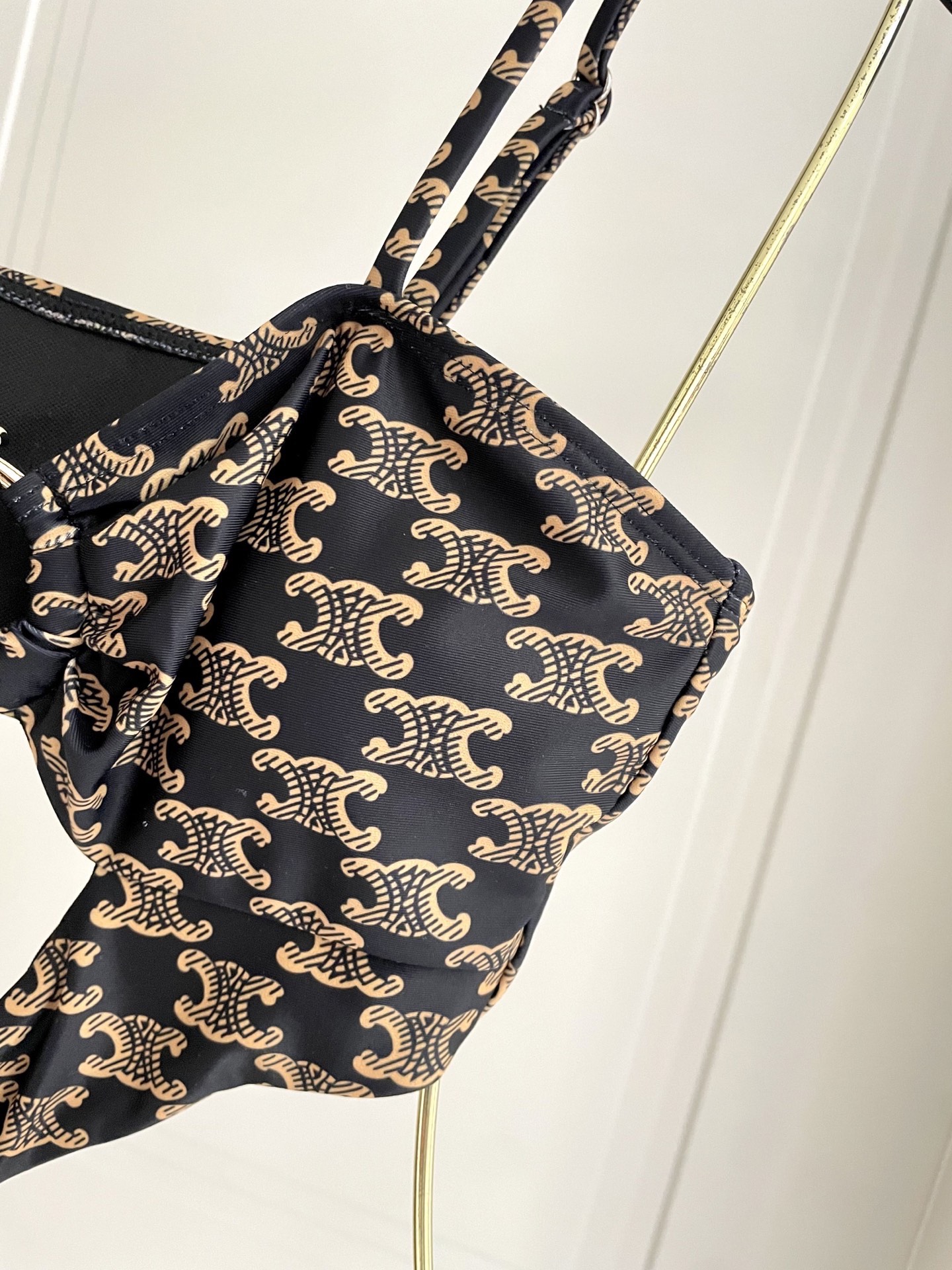 Celine专柜新款气质款 性感又遮肉肉😍🥰适合多种场景的游泳衣🏊‍♀️海边 游泳池 温泉 水上乐园 漂