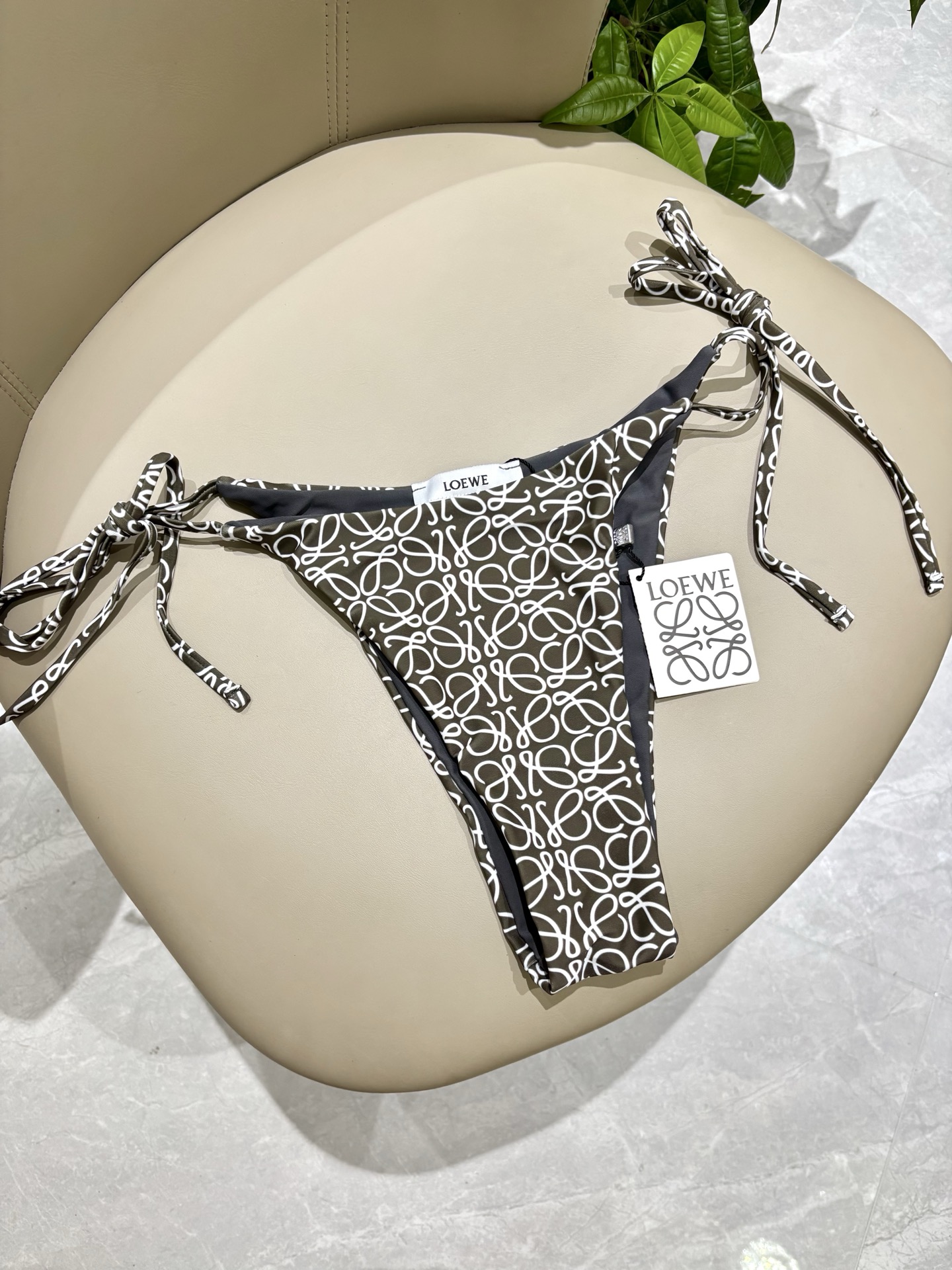 Loewe新款分体😍🥰适合多种场景的游泳衣🏊‍♀️海边 游泳池 温泉 水上乐园 漂流都可以😌内搭也完全可